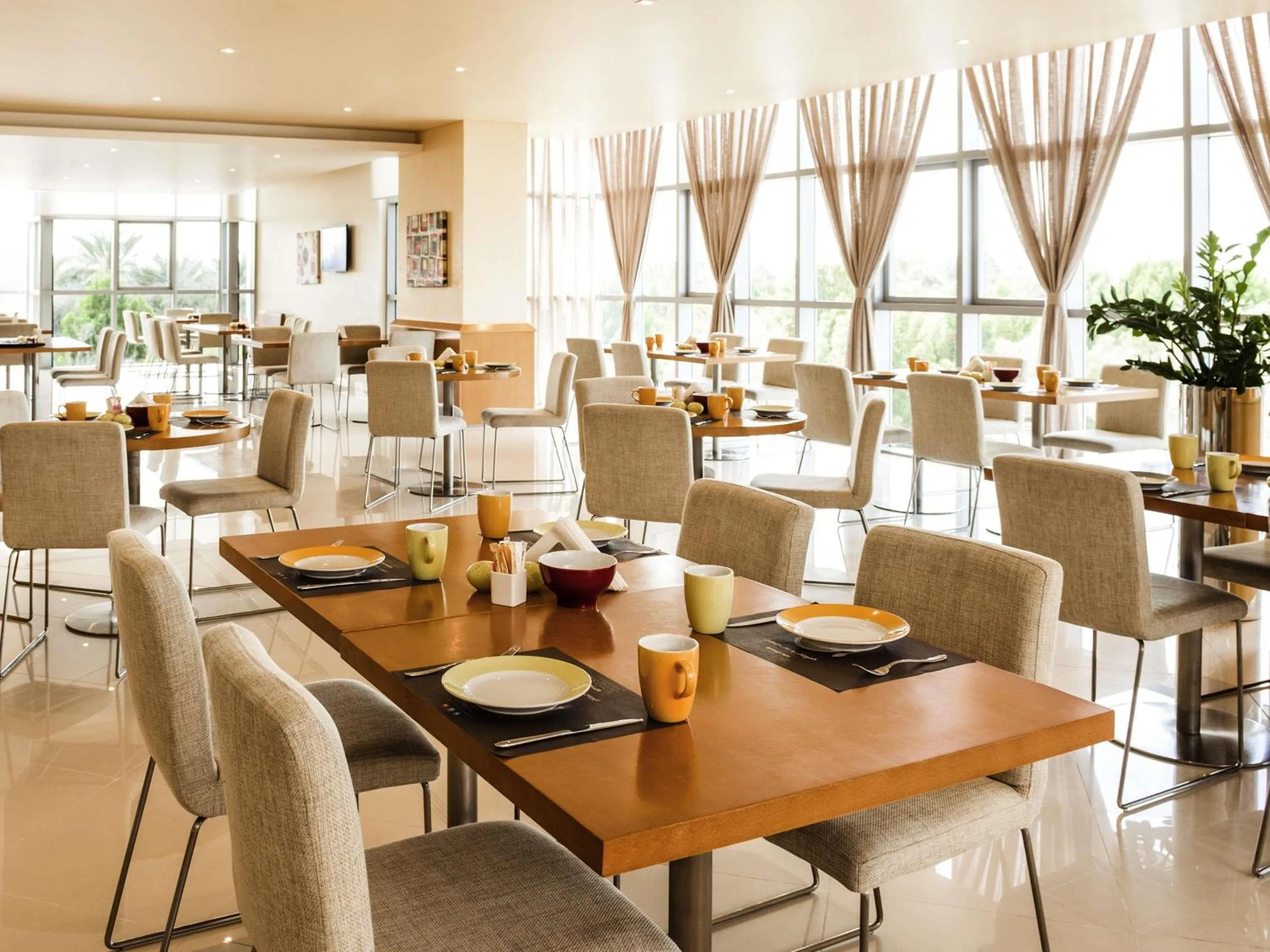 Restaurant/places to eat in Ibis Abu Dhabi Gate
