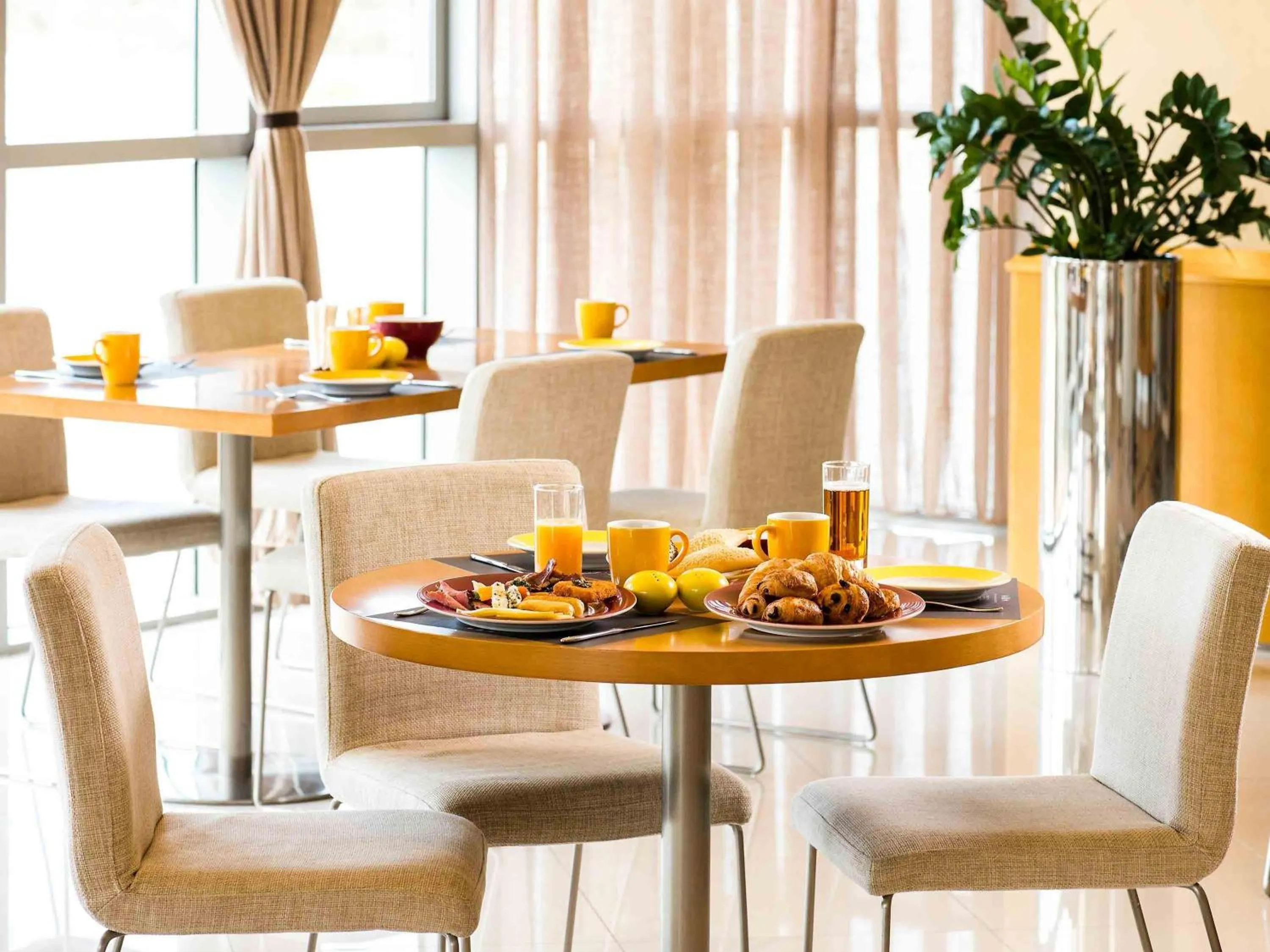 Restaurant/places to eat in Ibis Abu Dhabi Gate