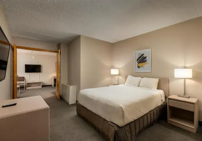 Queen Suite in Heritage Inn Hotel & Convention Centre - Taber Queen Suite in Heritage Inn Hotel & Convention Centre - Taber