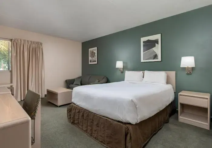 Standard Queen Room in Heritage Inn Hotel & Convention Centre - Taber Standard Queen Room in Heritage Inn Hotel & Convention Centre - Taber