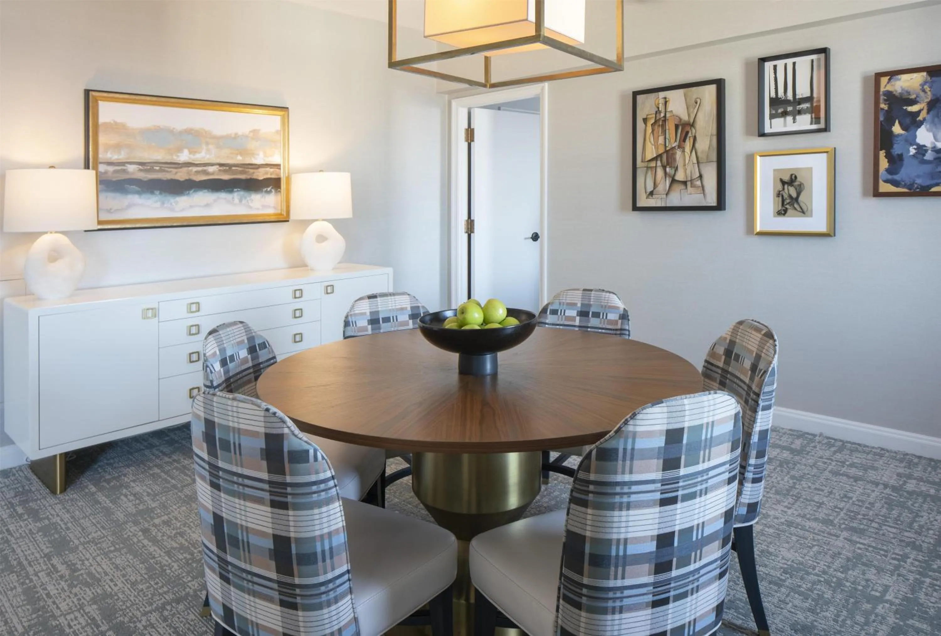 Living room in Hilton Milwaukee