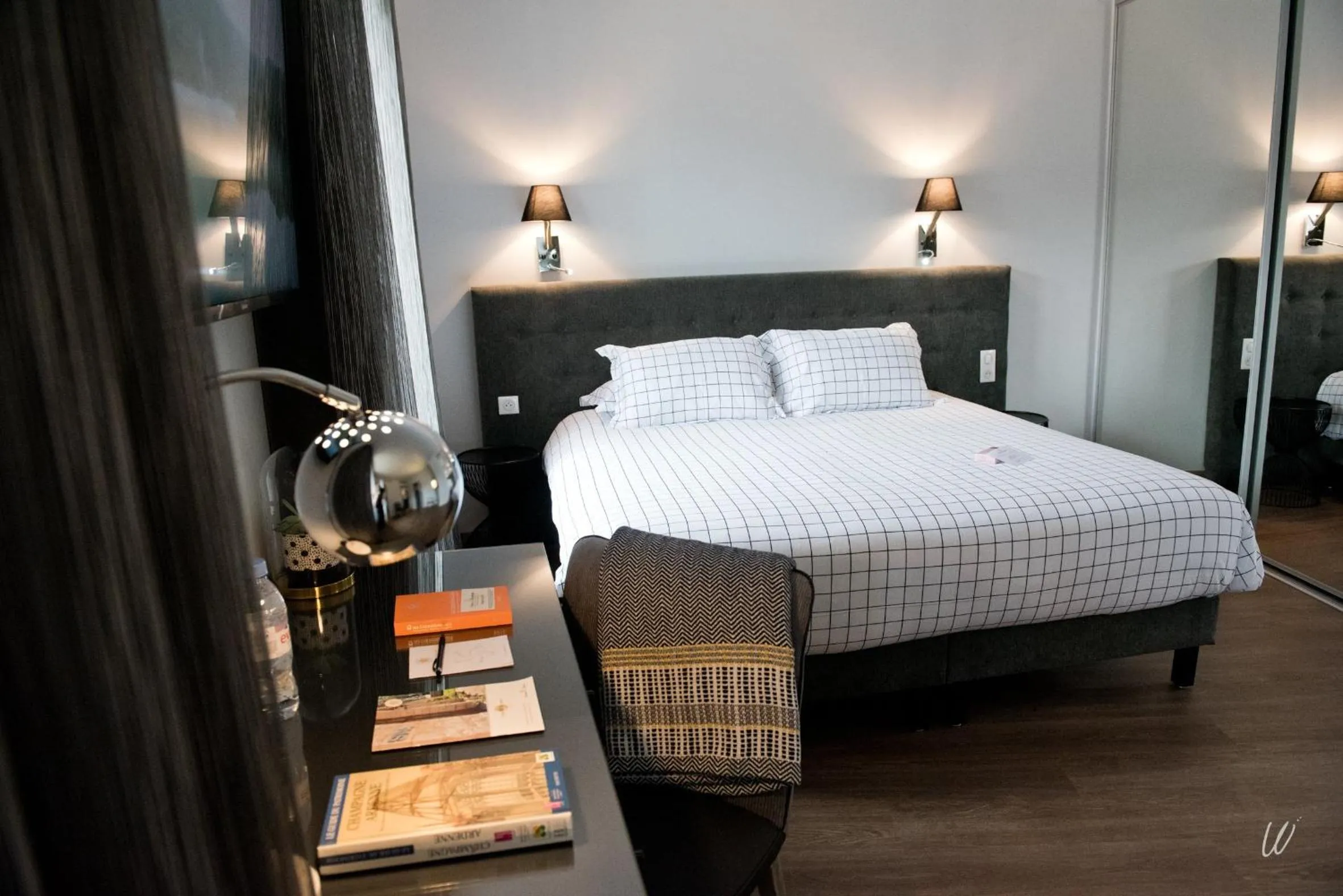 Photo of the whole room, Bed in Armes de Champagne