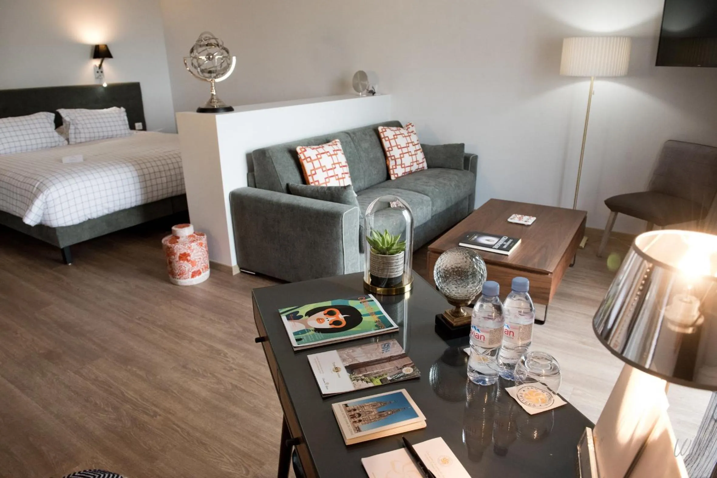 Seating area, Bed in Armes de Champagne