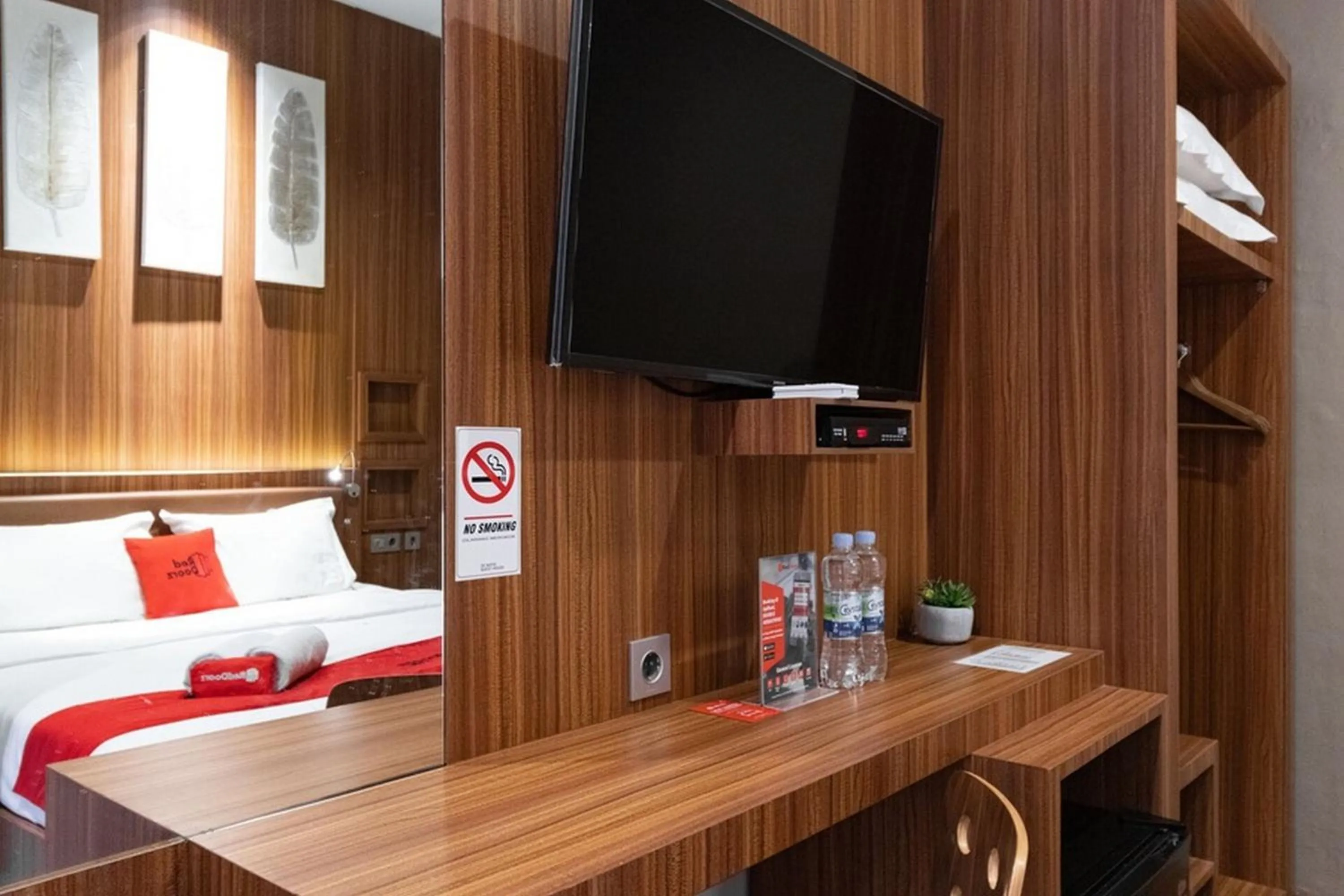 TV and multimedia in RedDoorz Premium near Centre Point Mall Medan