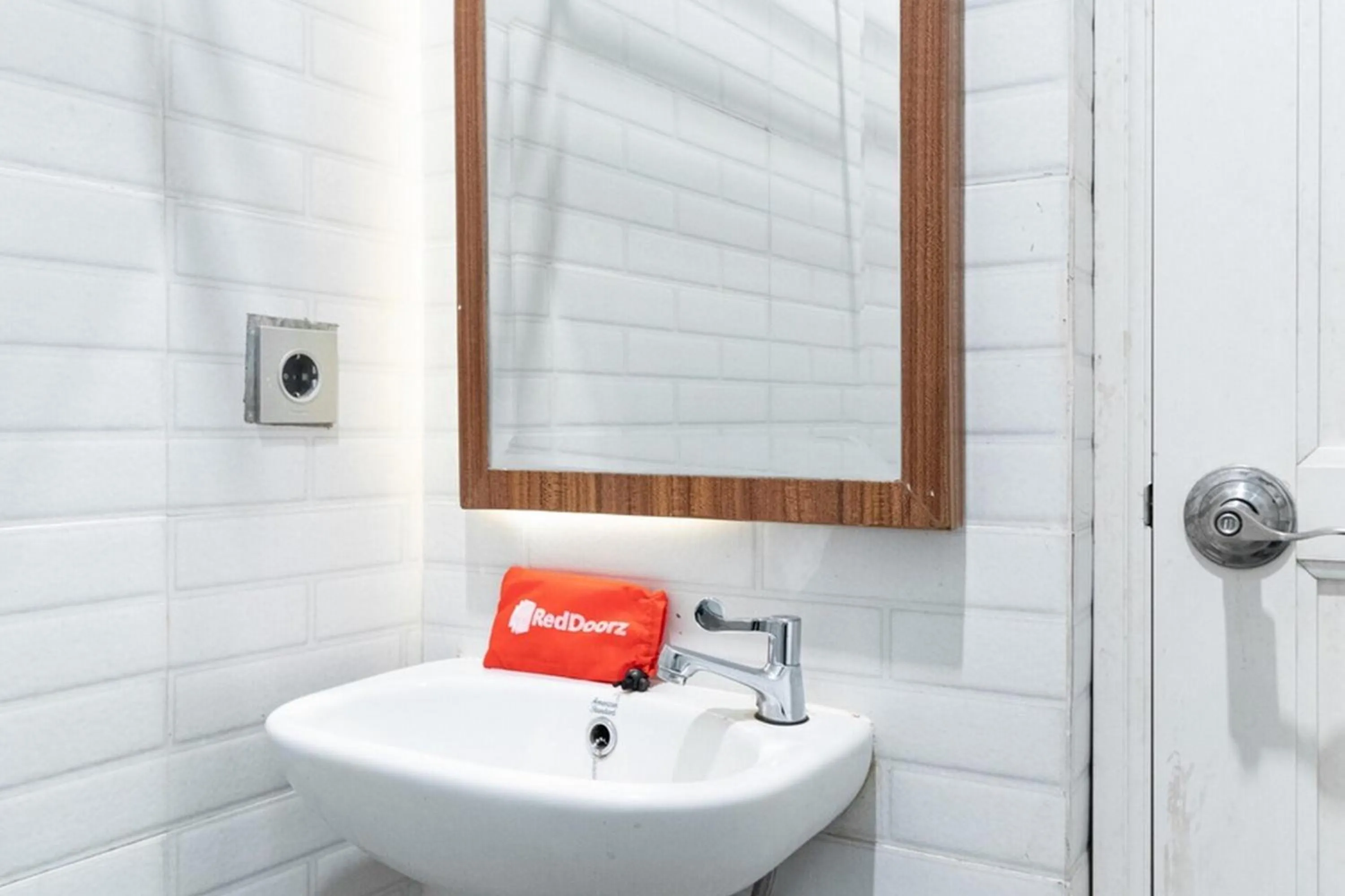 Bathroom in RedDoorz Premium near Centre Point Mall Medan