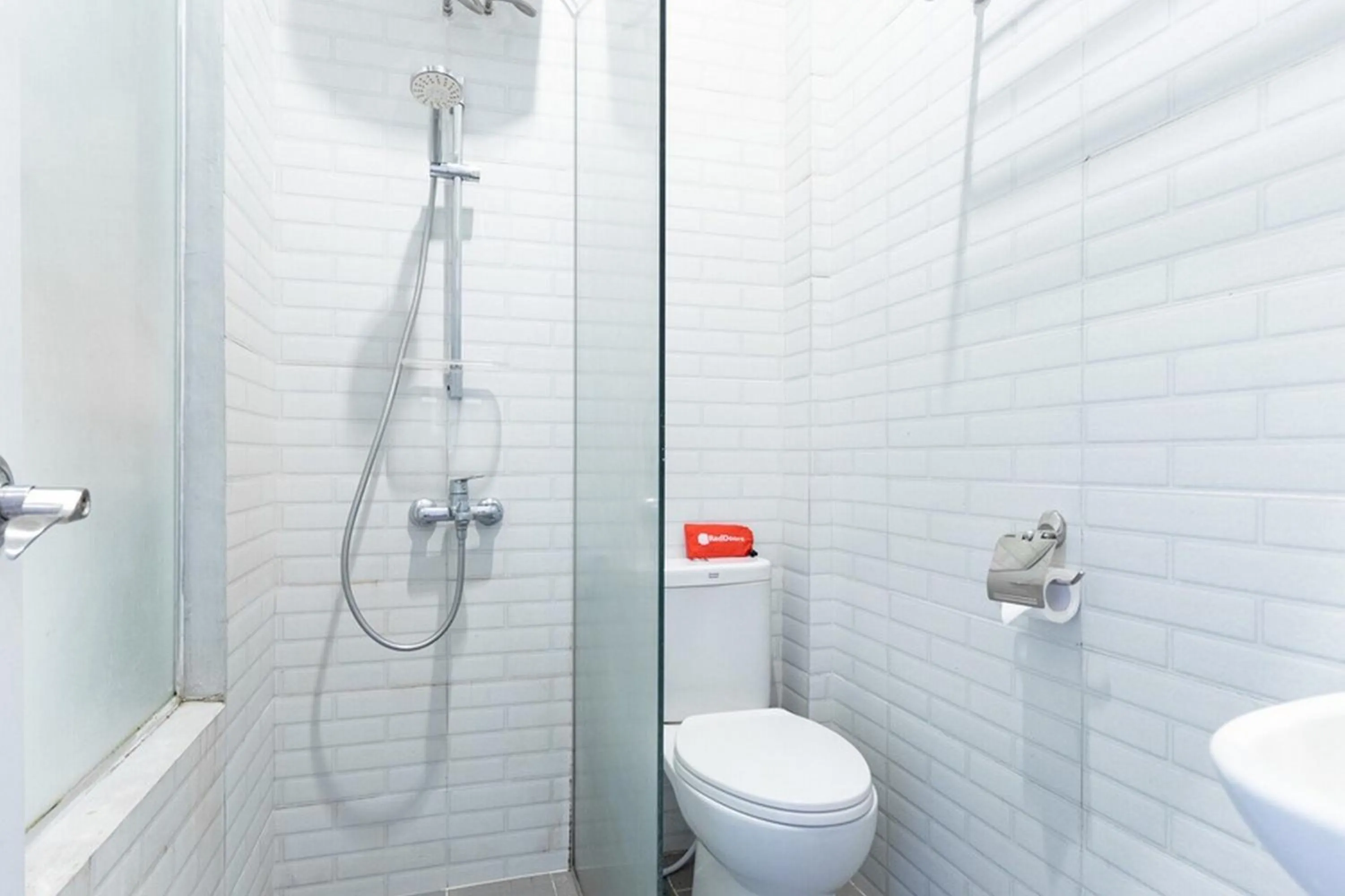 Bathroom in RedDoorz Premium near Centre Point Mall Medan