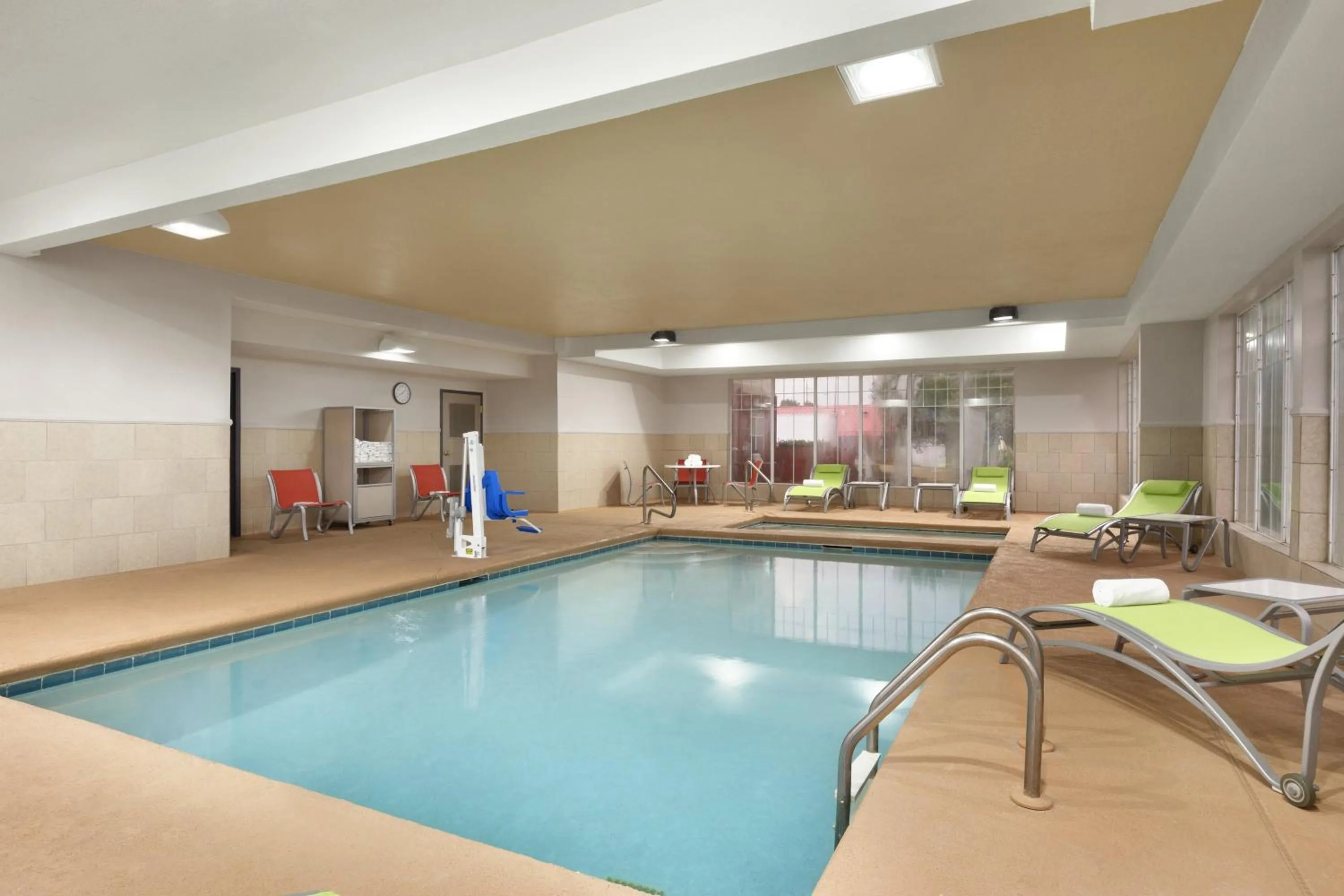 Swimming pool in Country Inn & Suites by Radisson, Warner Robins, GA
