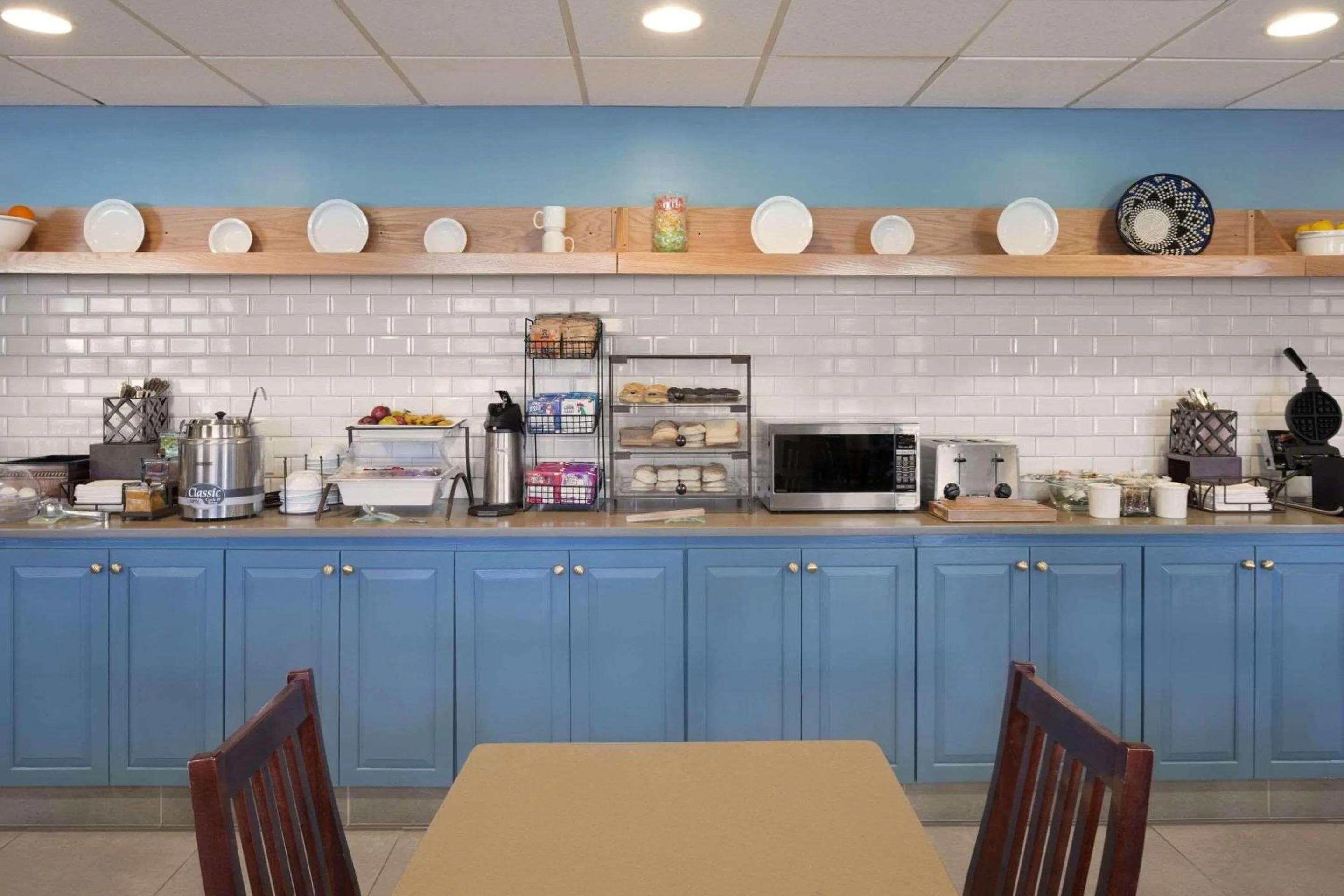 Breakfast in Country Inn & Suites by Radisson, Warner Robins, GA