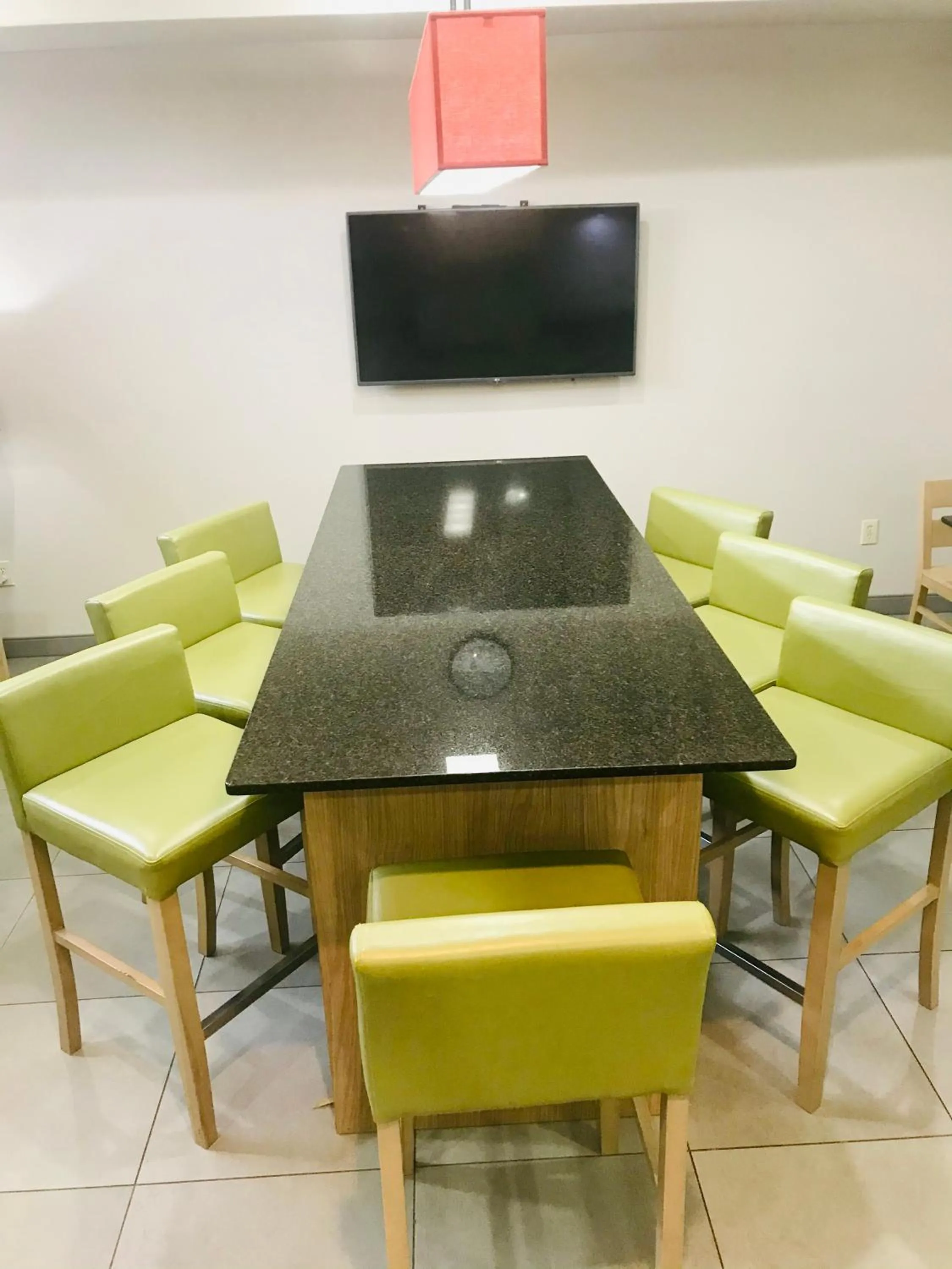 Dining area in Country Inn & Suites by Radisson, Warner Robins, GA