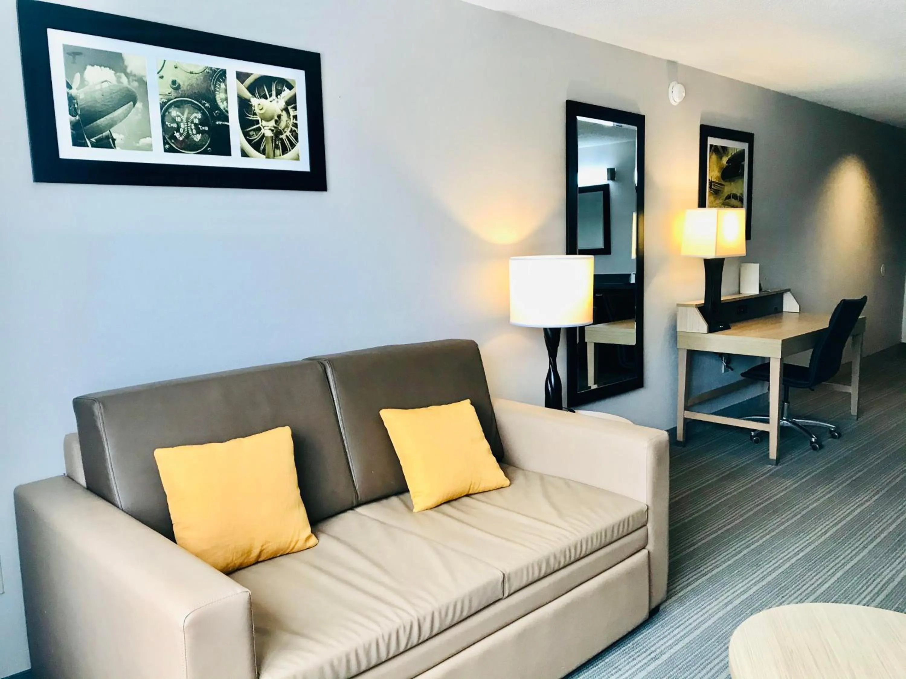 Photo of the whole room in Country Inn & Suites by Radisson, Warner Robins, GA