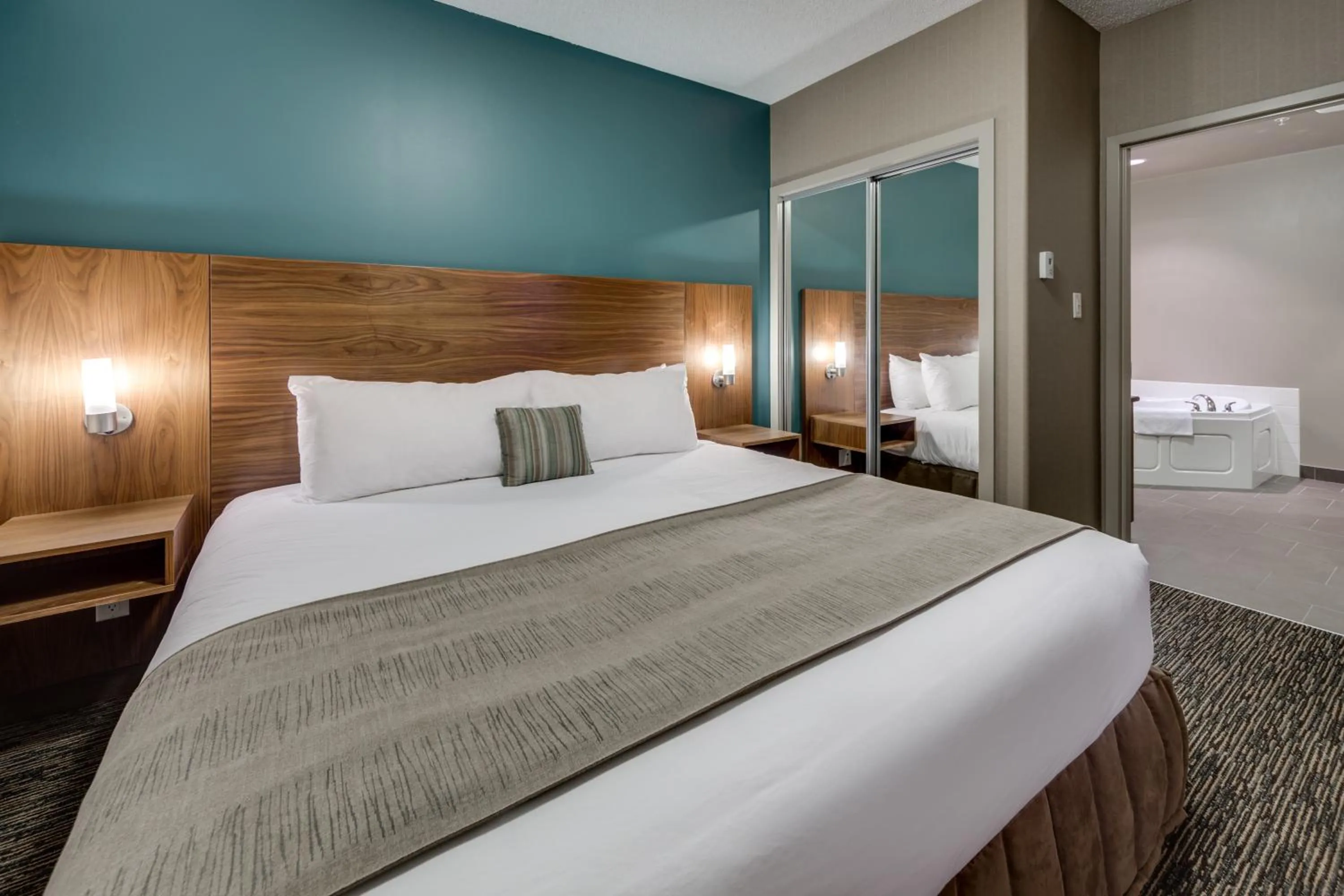 Bedroom, Bed in Heritage Inn Hotel & Convention Centre - Pincher Creek