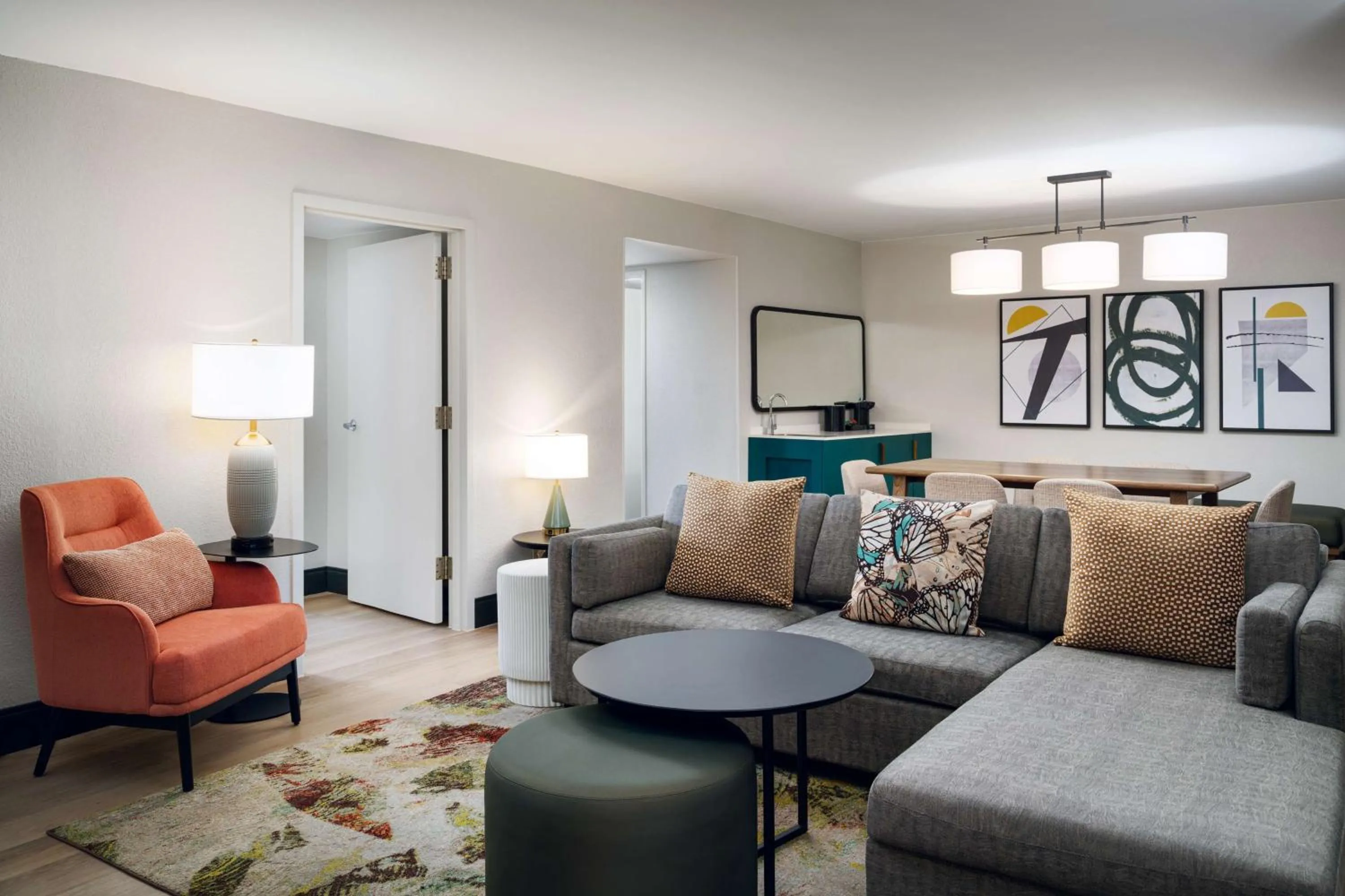 Living room in Embassy Suites by Hilton Memphis East Germantown Area