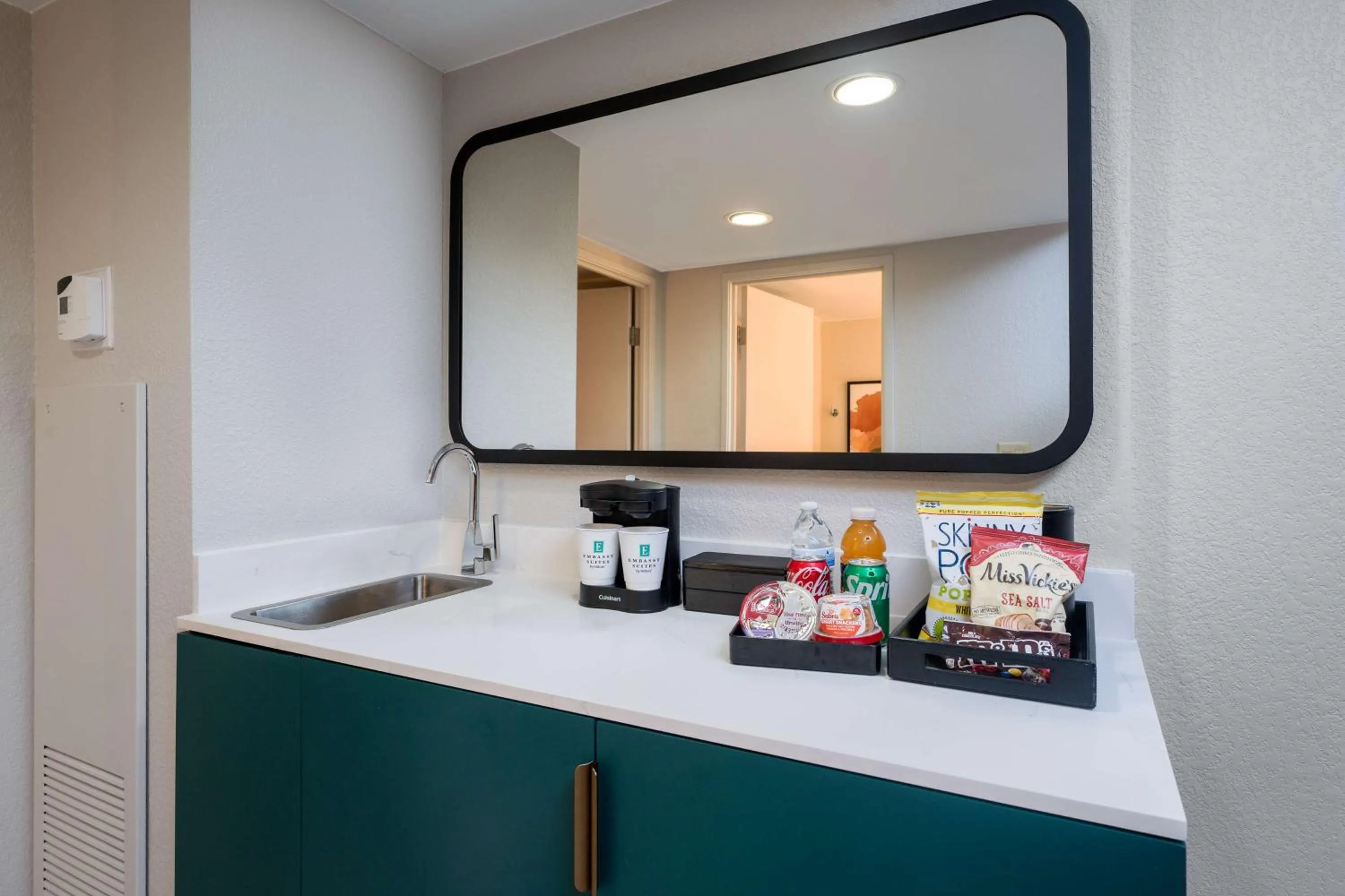 Photo of the whole room in Embassy Suites by Hilton Memphis East Germantown Area