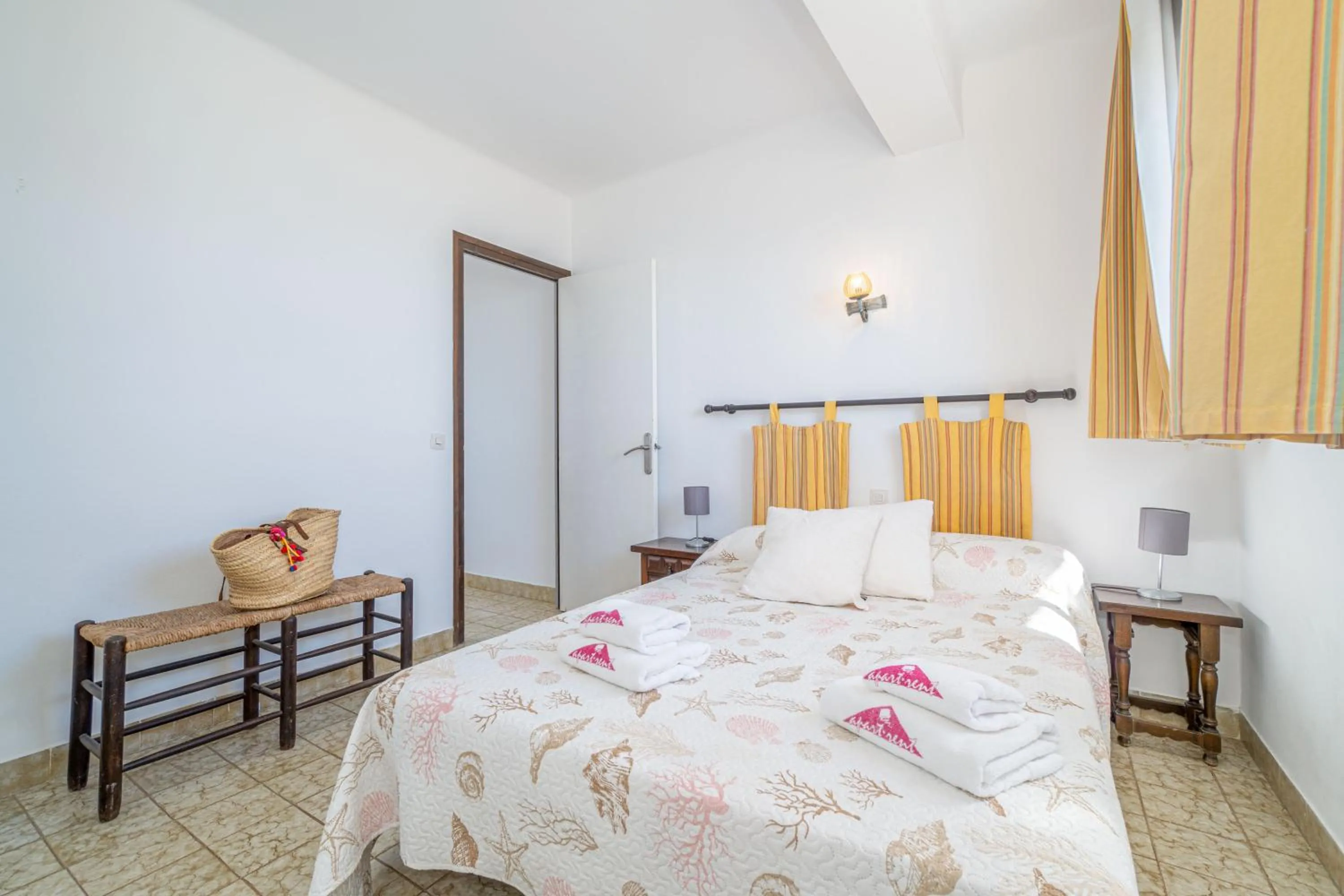 Bedroom, Bed in Basic Comfort Apartment Canigo 0030