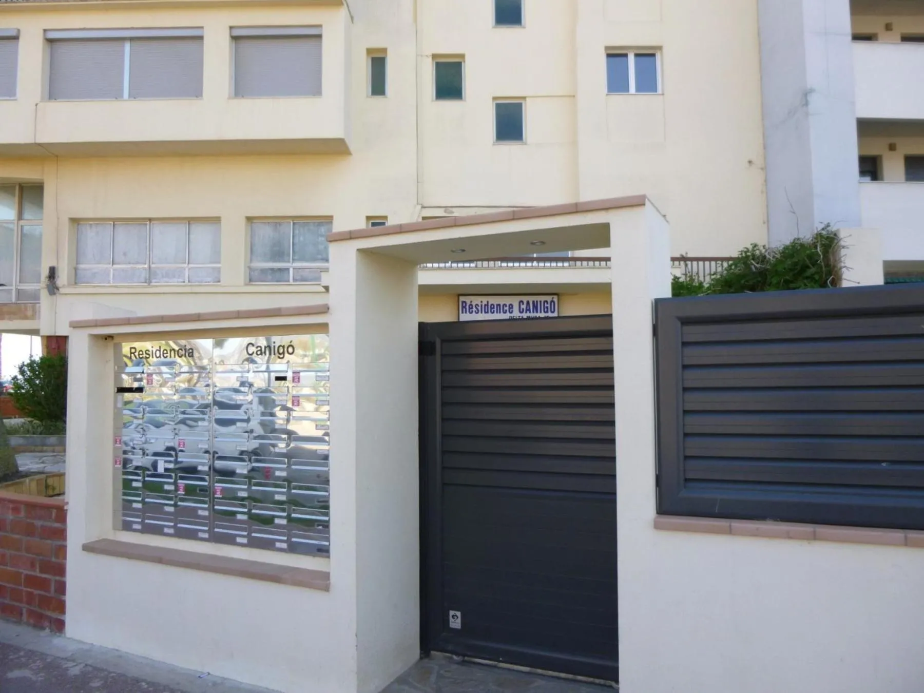 Facade/entrance in Basic Comfort Apartment Canigo 0030