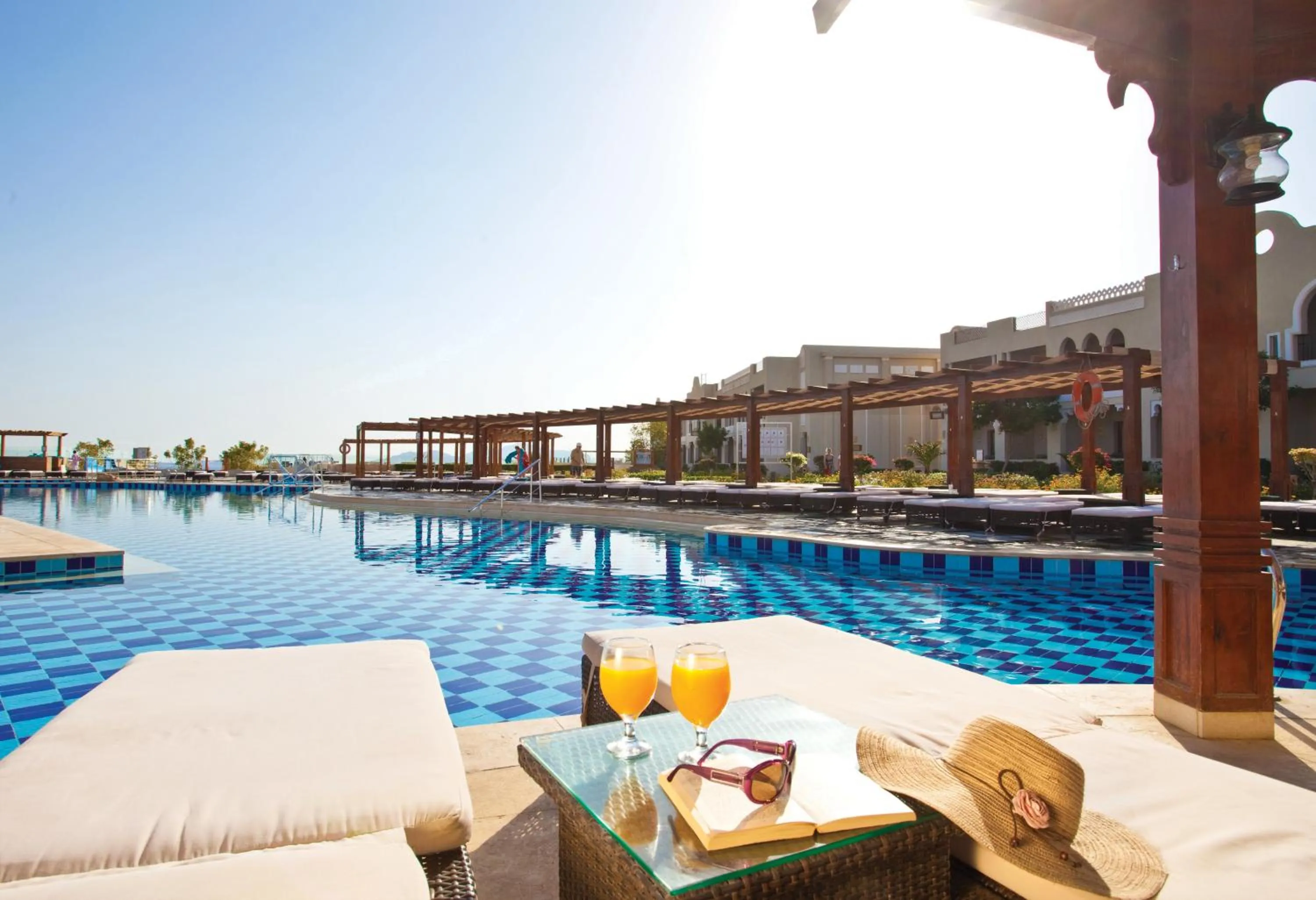Swimming pool in Sunrise Arabian Beach Resort