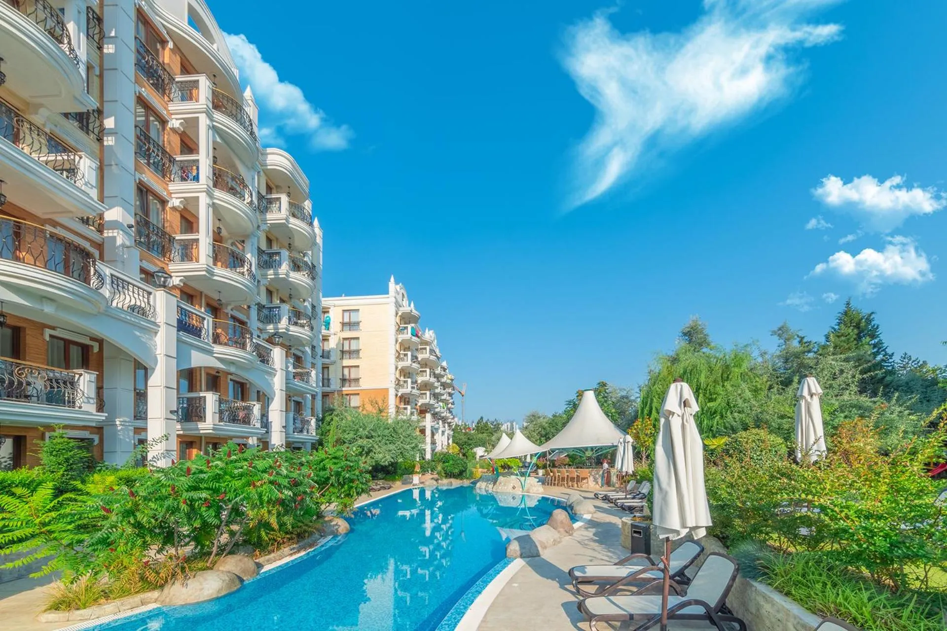 Swimming pool in Harmony Suites Grand Resort