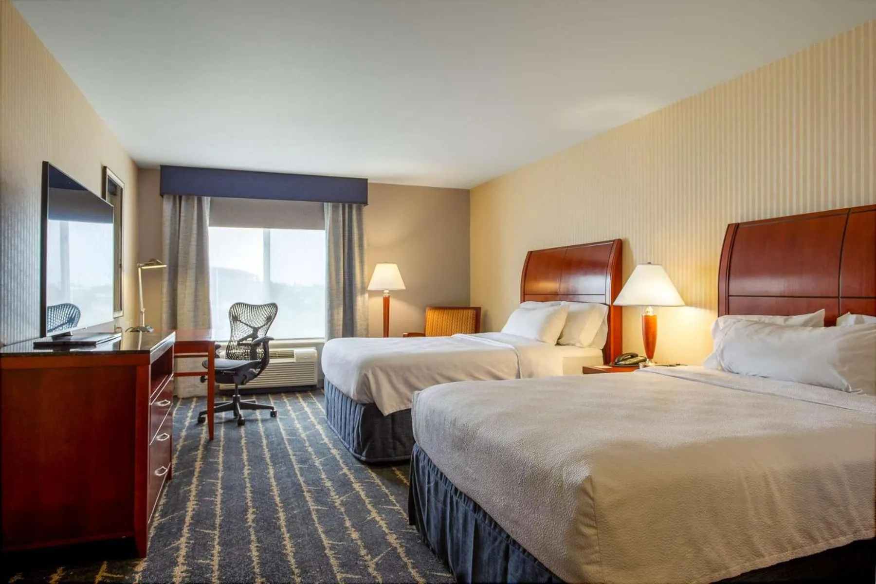 Bed in Hilton Garden Inn Milwaukee Northwest Conference Center