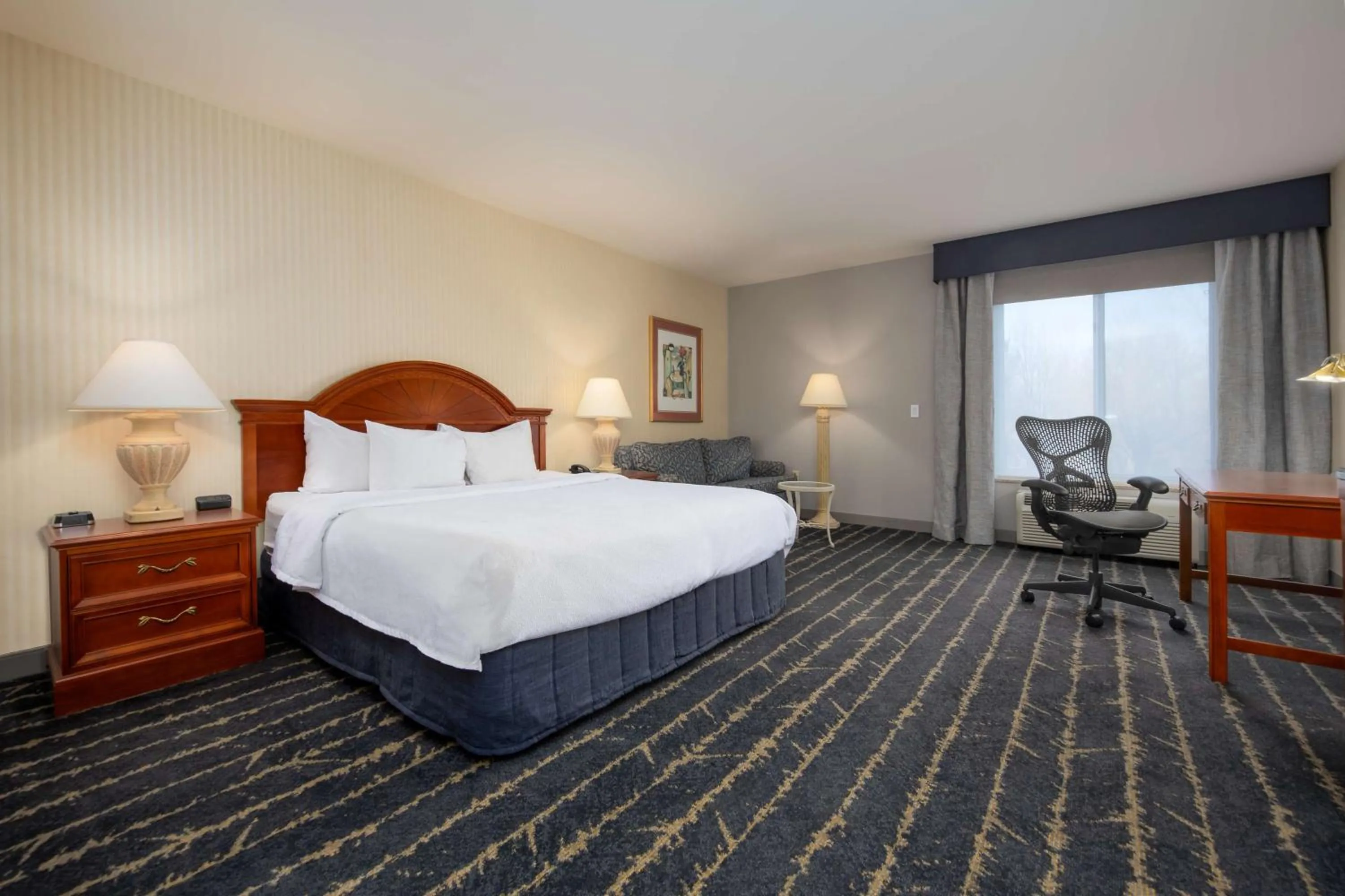 Bed in Hilton Garden Inn Milwaukee Northwest Conference Center