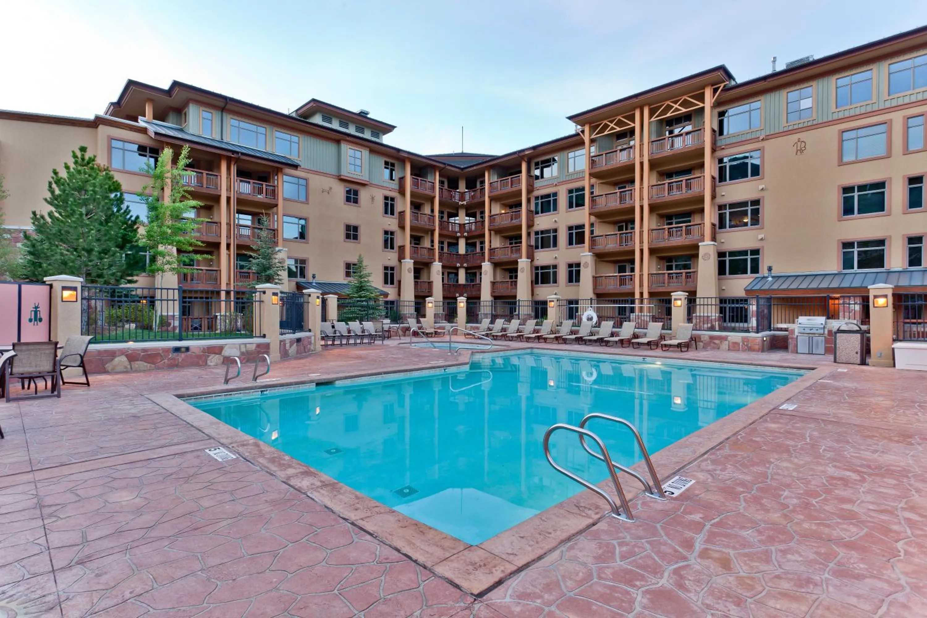 Swimming pool in Sundial Lodge by All Seasons Resort Lodging