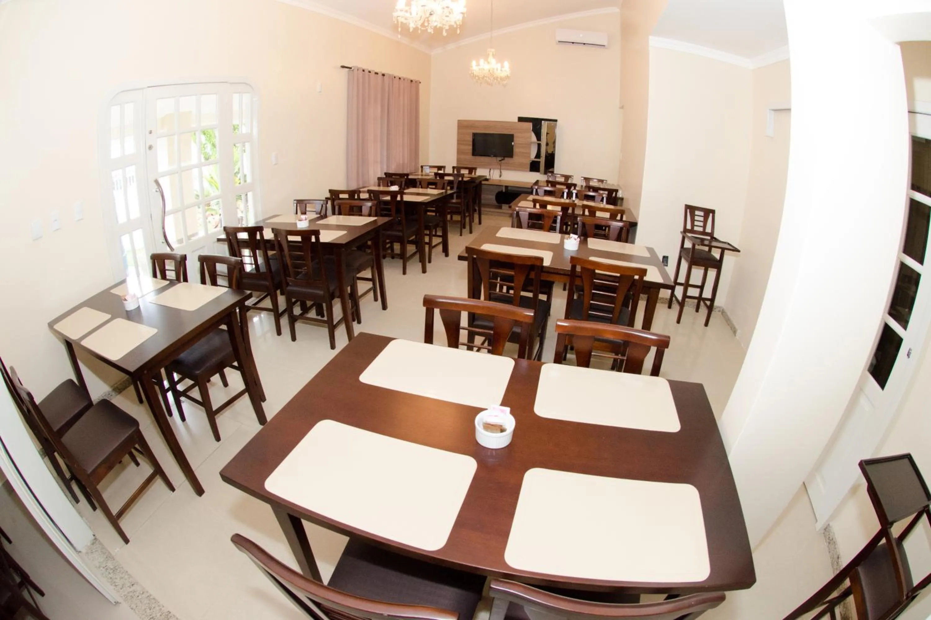 Restaurant/places to eat in Pousada Espindola