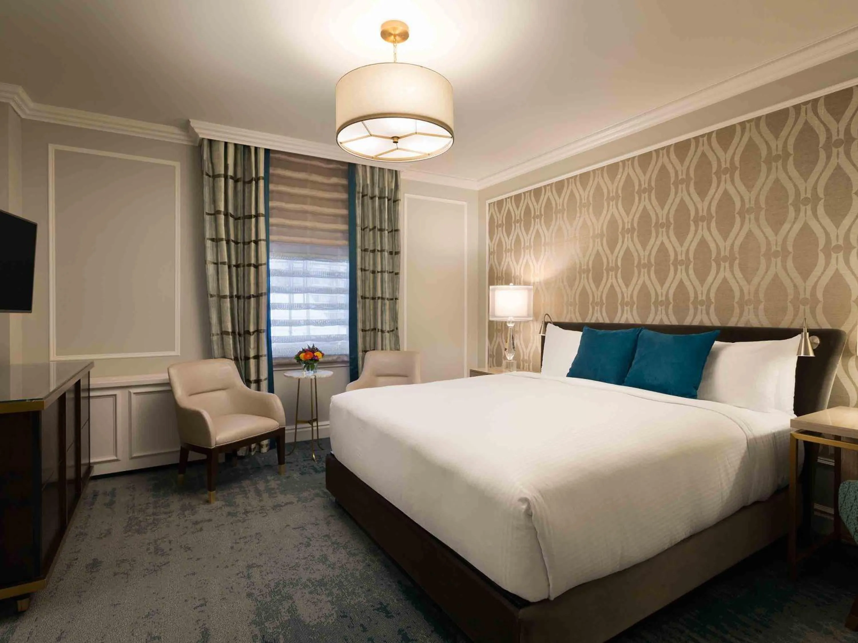 Bedroom, Bed in Fairmont Empress Hotel