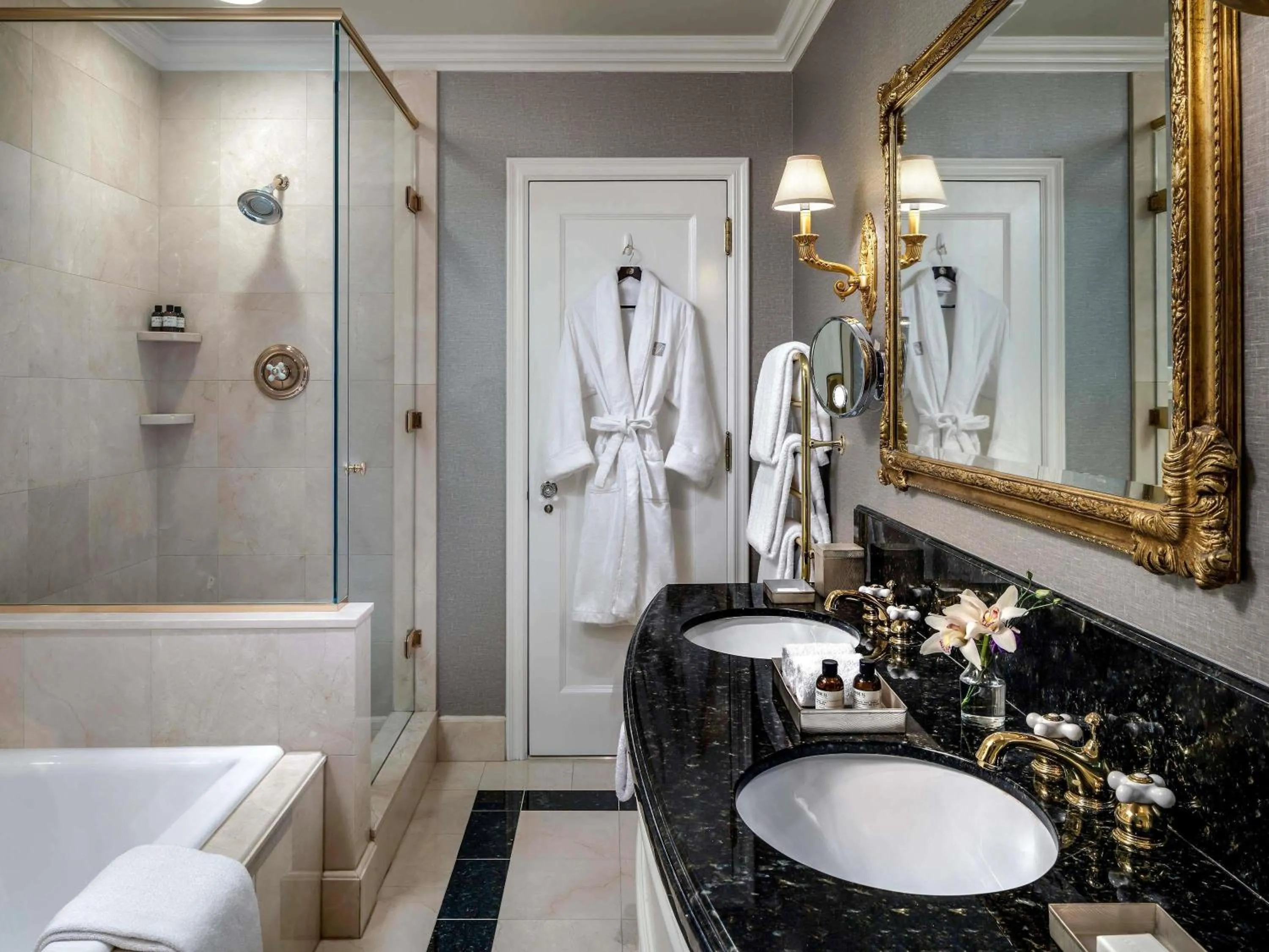 Bedroom in Fairmont Empress Hotel