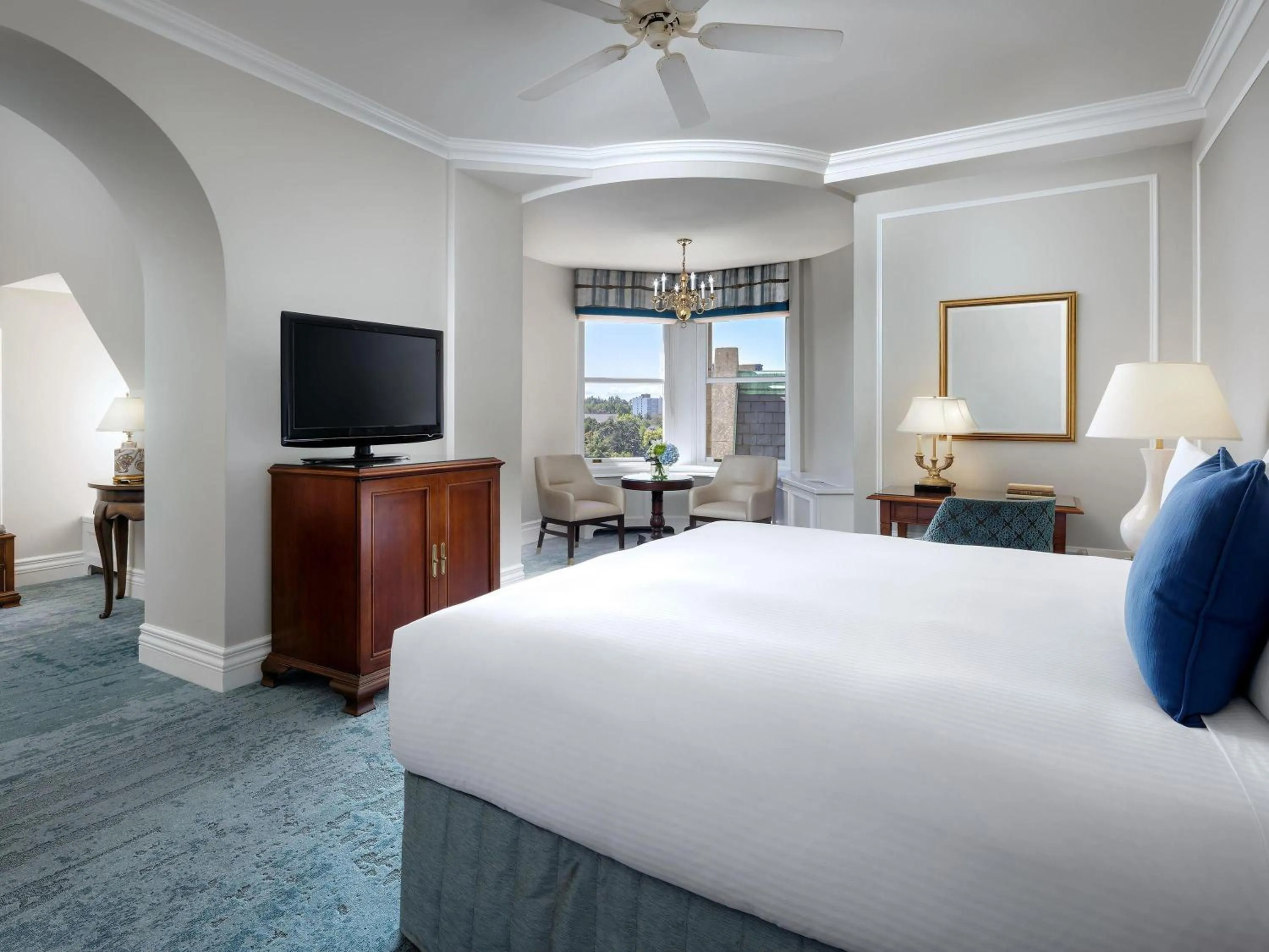 Bedroom, Bed in Fairmont Empress Hotel
