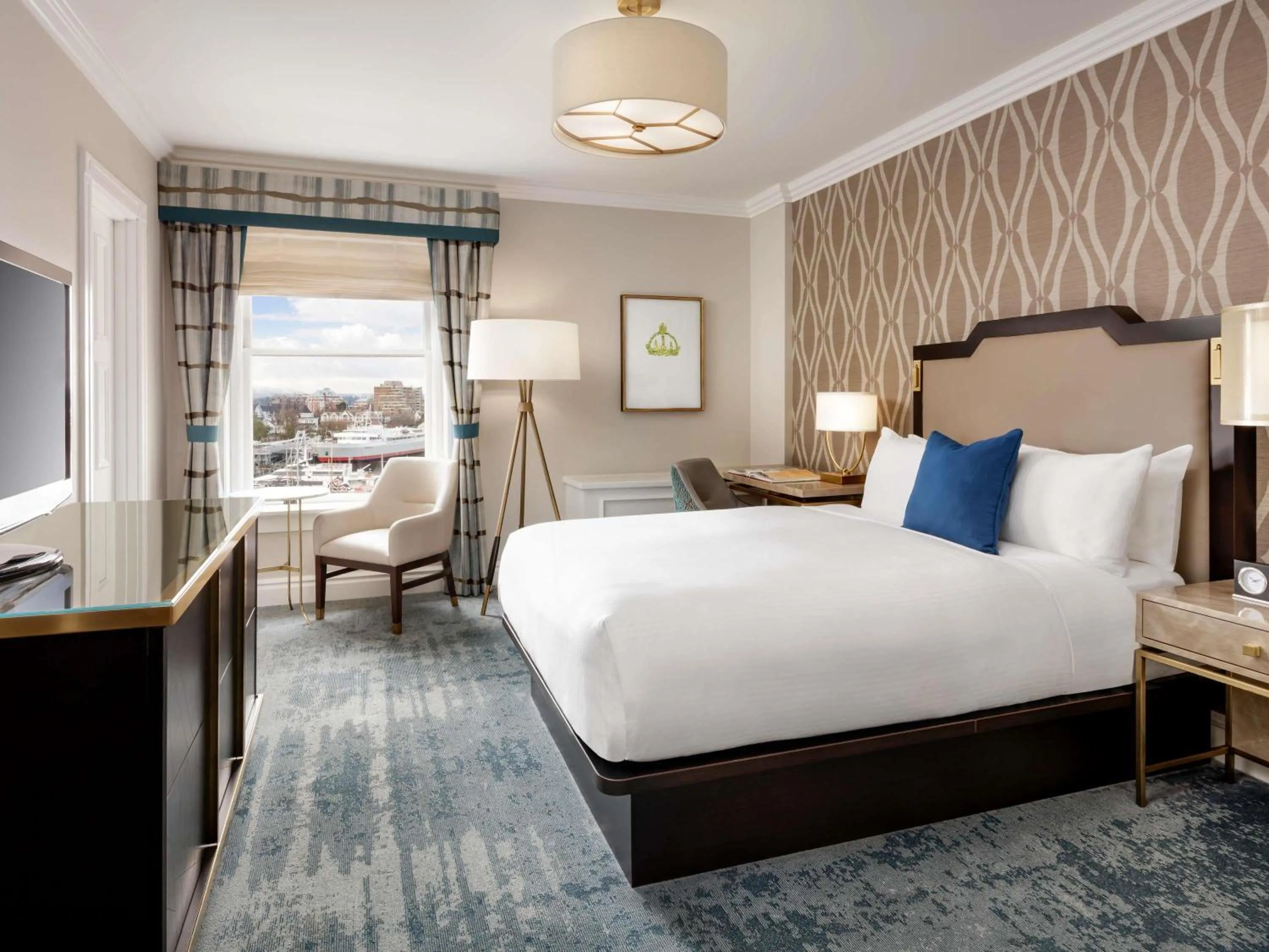 Bedroom, Bed in Fairmont Empress Hotel