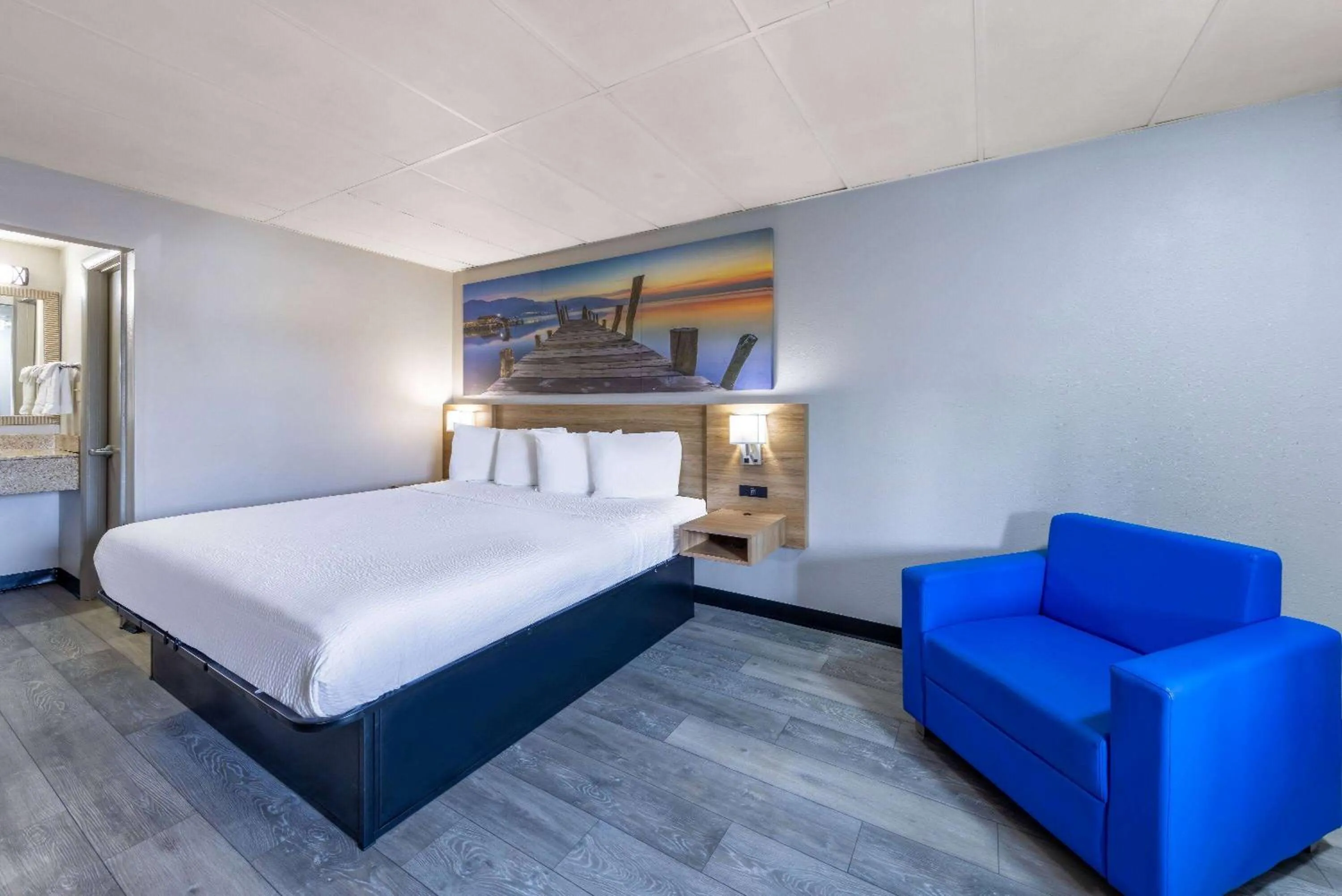 Photo of the whole room, Bed in Days Inn by Wyndham Fredericksburg North