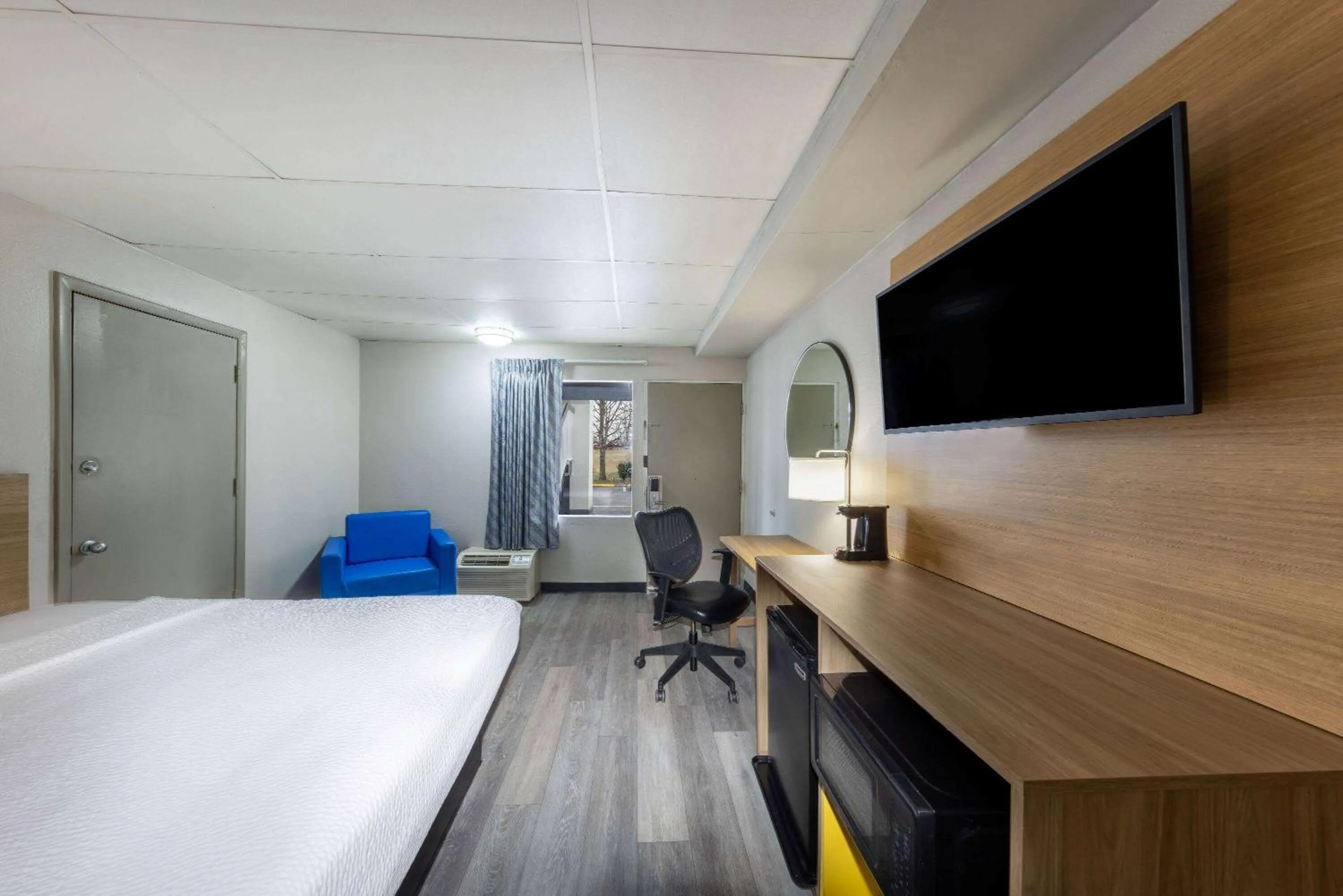 Photo of the whole room, Bed in Days Inn by Wyndham Fredericksburg North