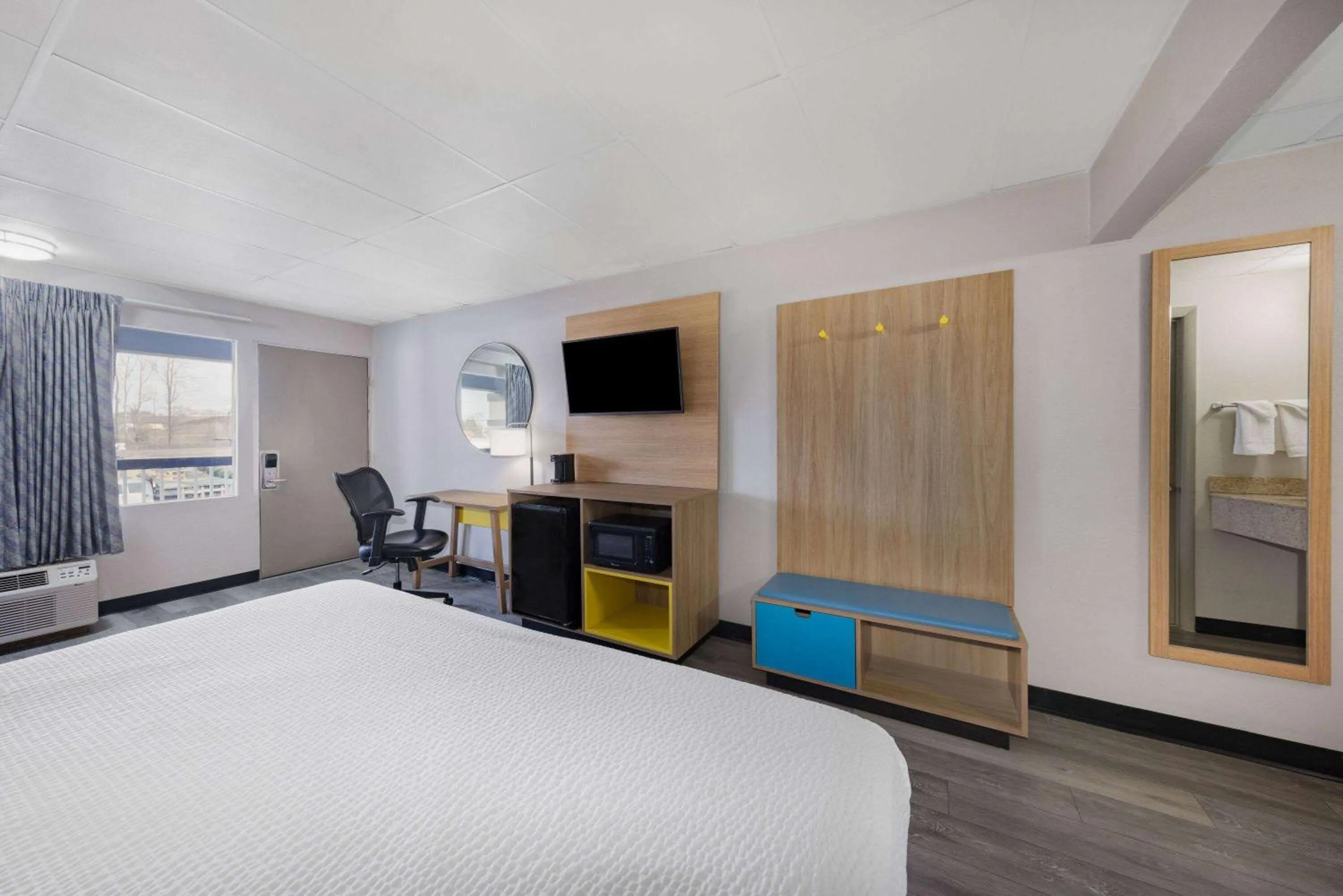 Photo of the whole room, Bed in Days Inn by Wyndham Fredericksburg North