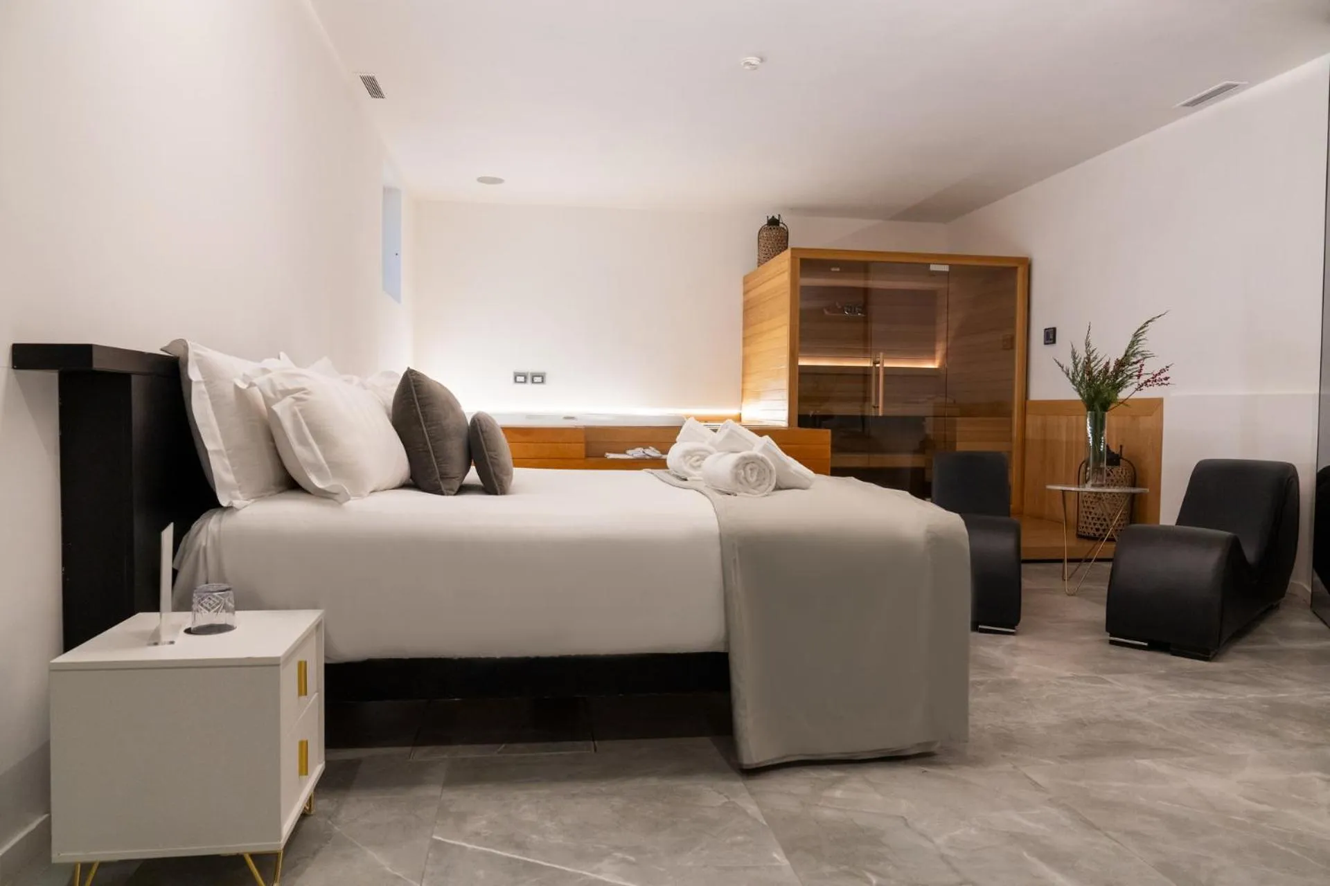 Hot Tub, Bed in Secret Garden Resort & Spa