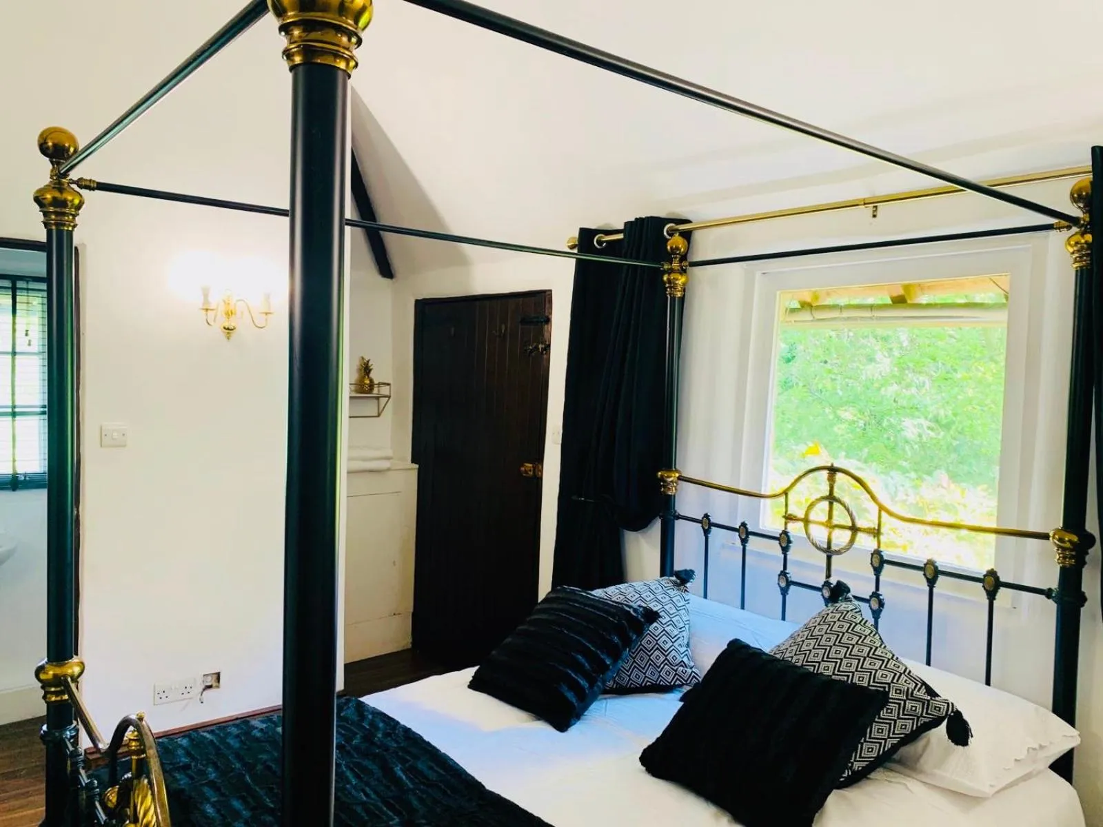 Bed in Oldlands Farmhouse Gatwick