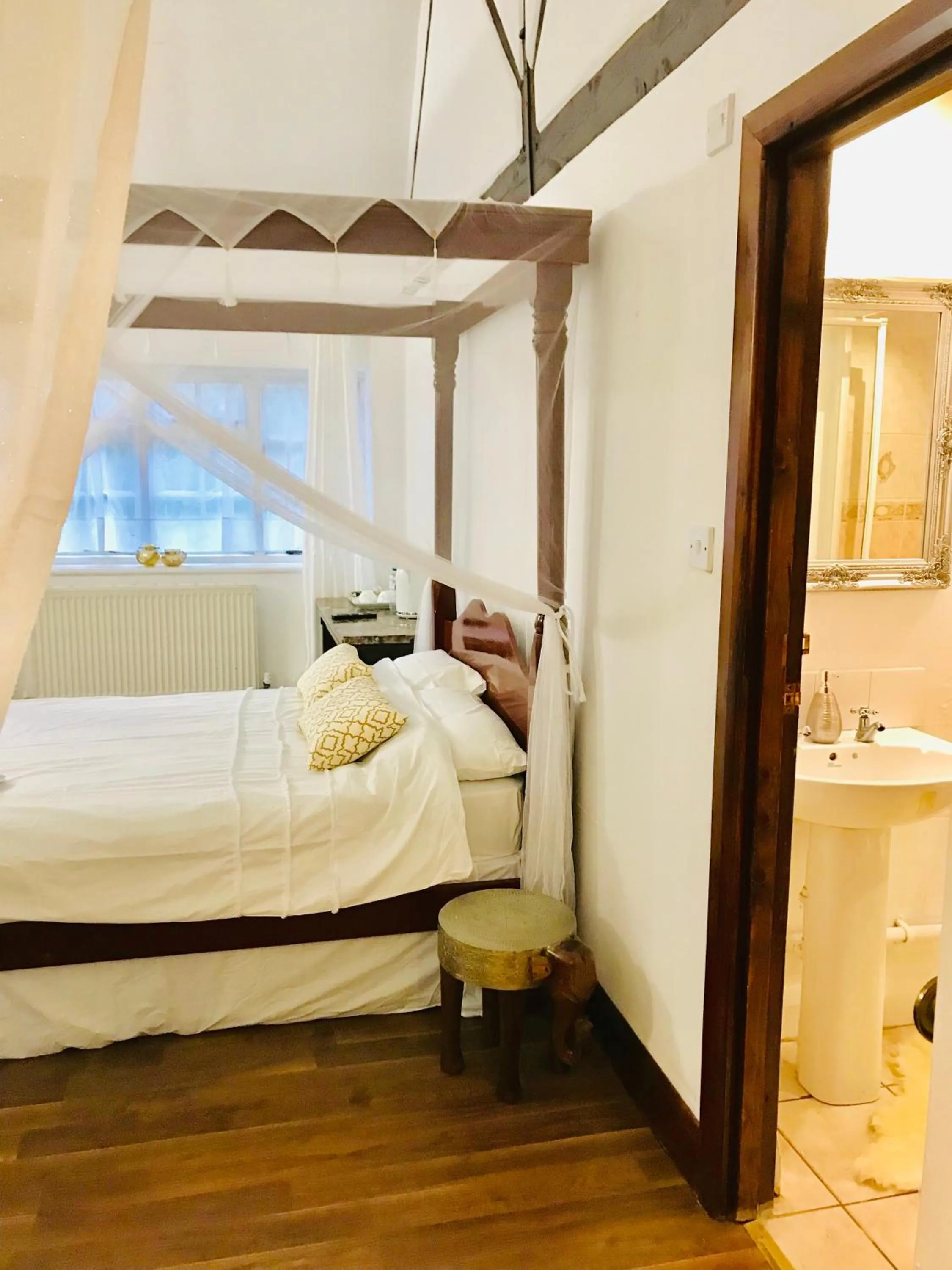 Bed in Oldlands Farmhouse Gatwick