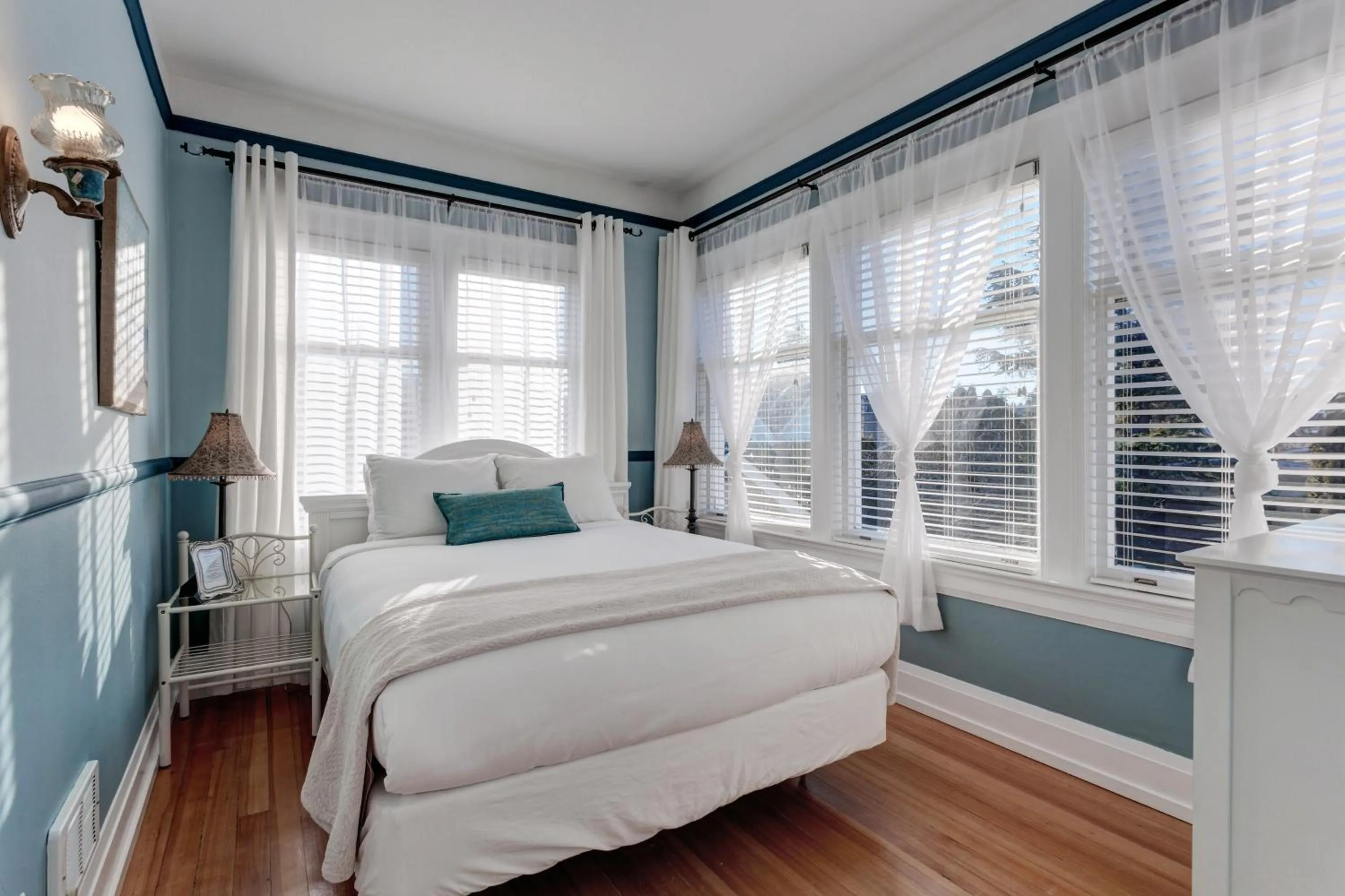 Bedroom in Nantucket Inn - Anacortes