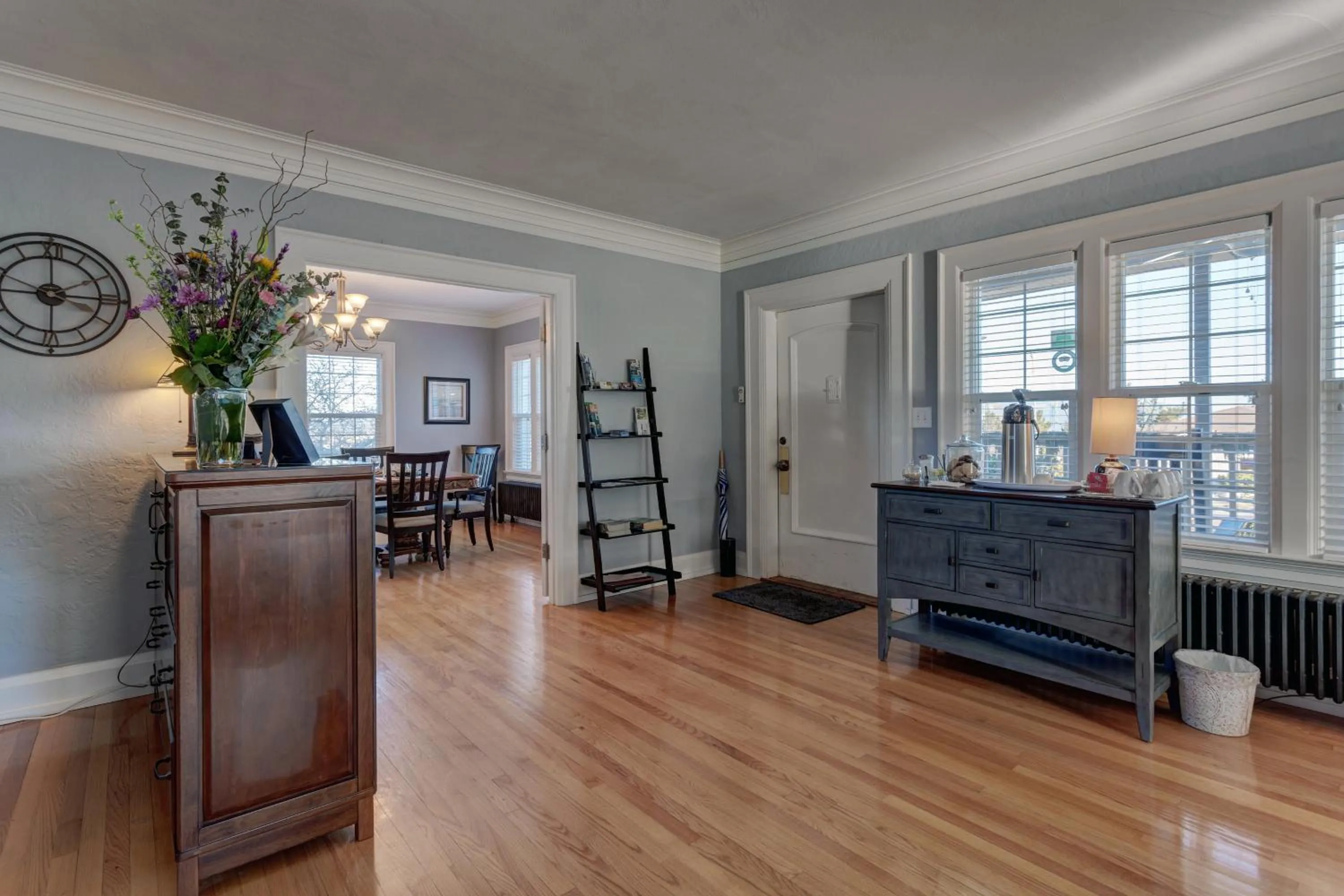 Communal lounge/ TV room in Nantucket Inn - Anacortes