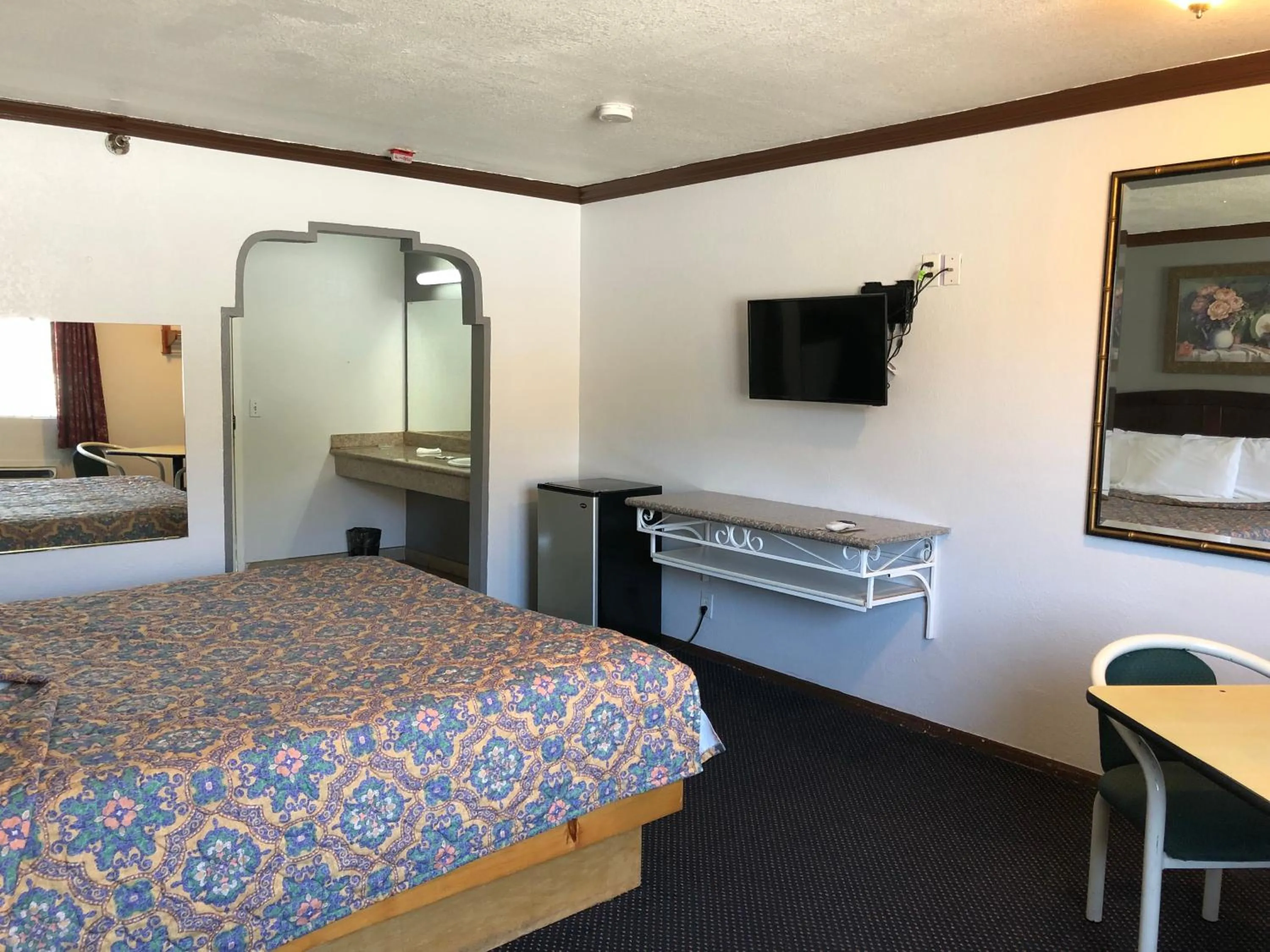 Bed in Starlight Inn, Valley Blvd - Downtown LA