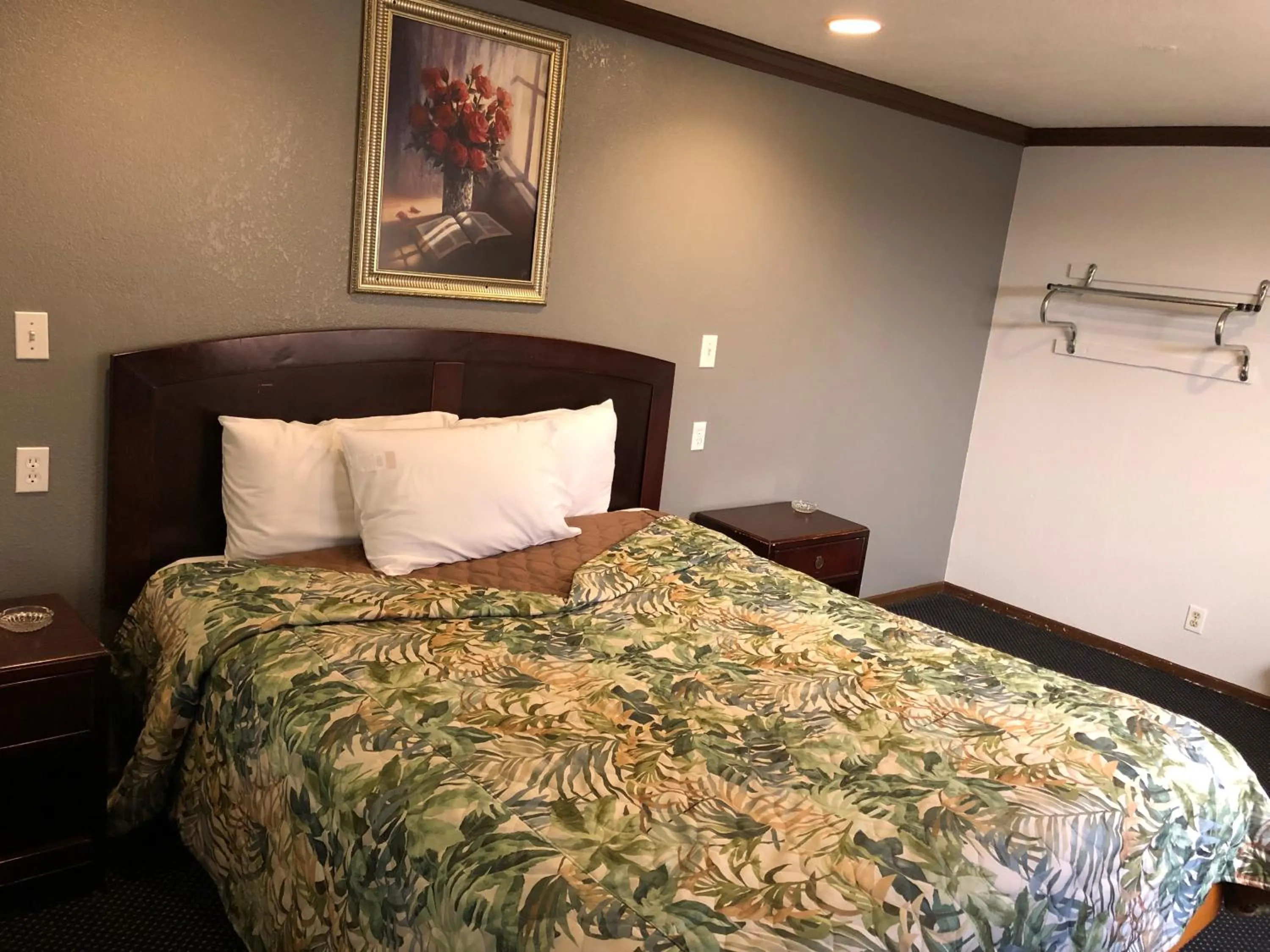 Bed in Starlight Inn, Valley Blvd - Downtown LA