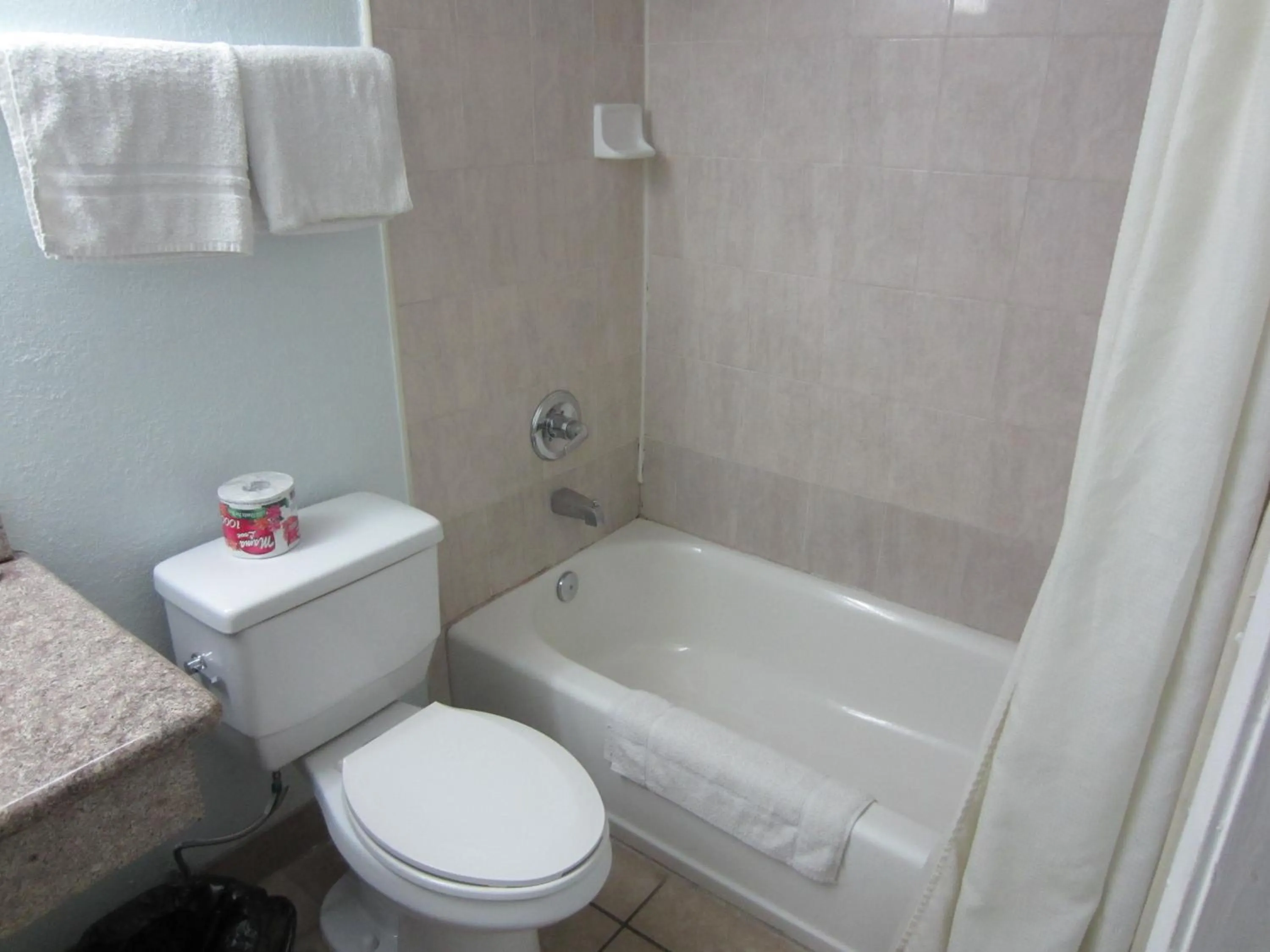 Bathroom in Starlight Inn, Valley Blvd - Downtown LA