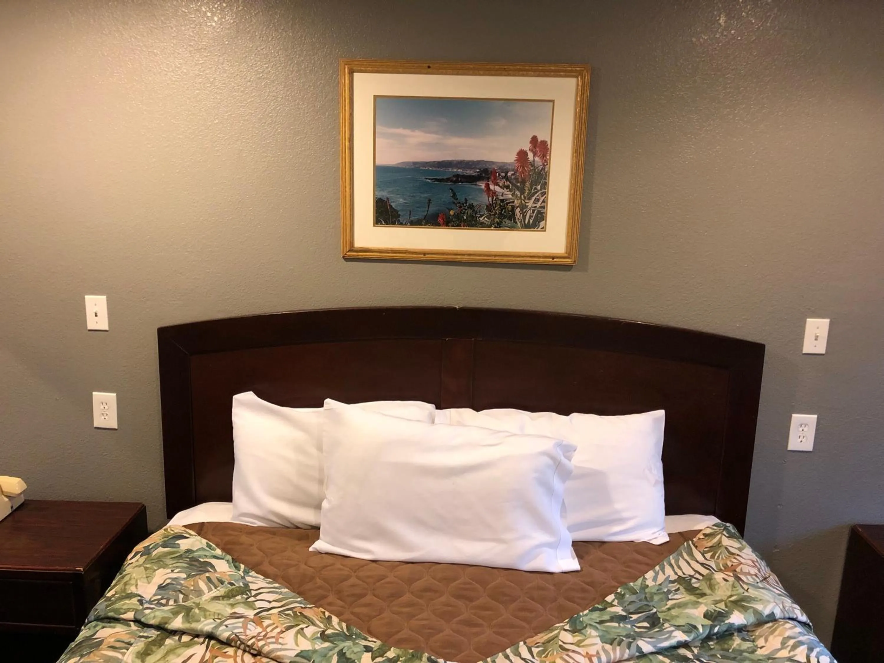 Bed in Starlight Inn, Valley Blvd - Downtown LA