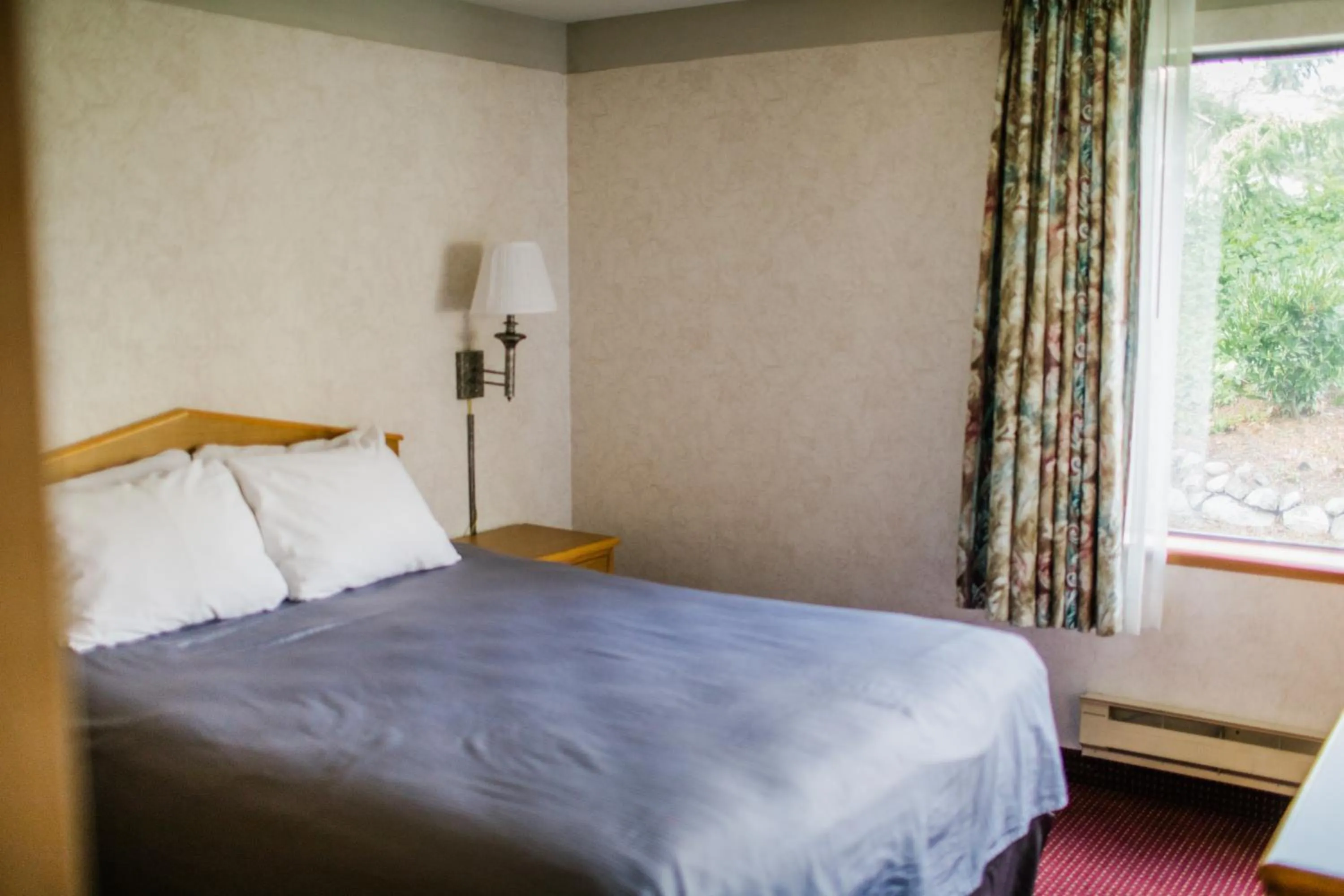 Bed in Friday Harbor Suites