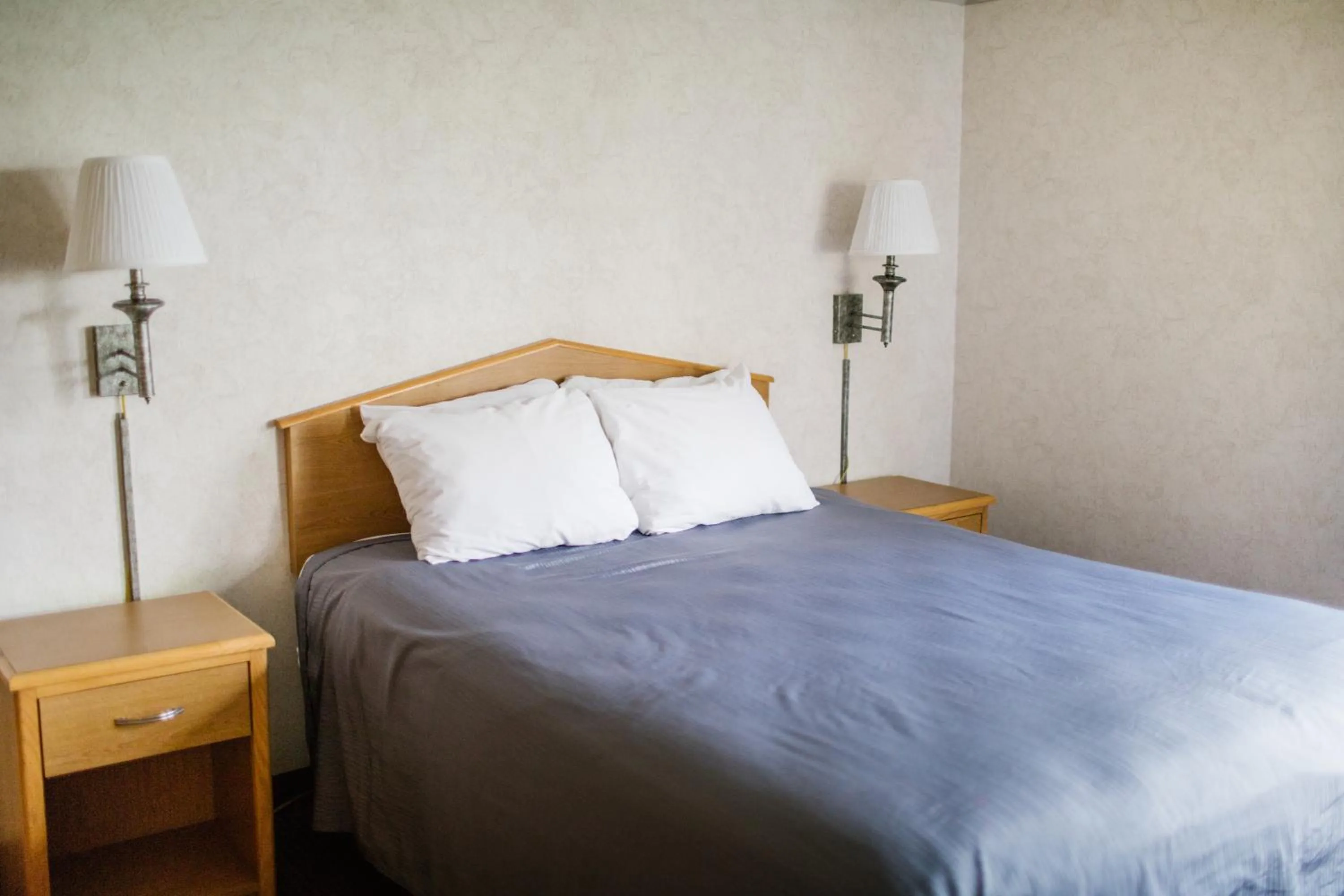 Bedroom, Bed in Friday Harbor Suites