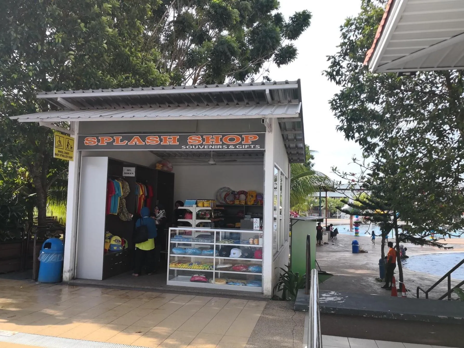 On-site shops in Bayou Lagoon Park Resort