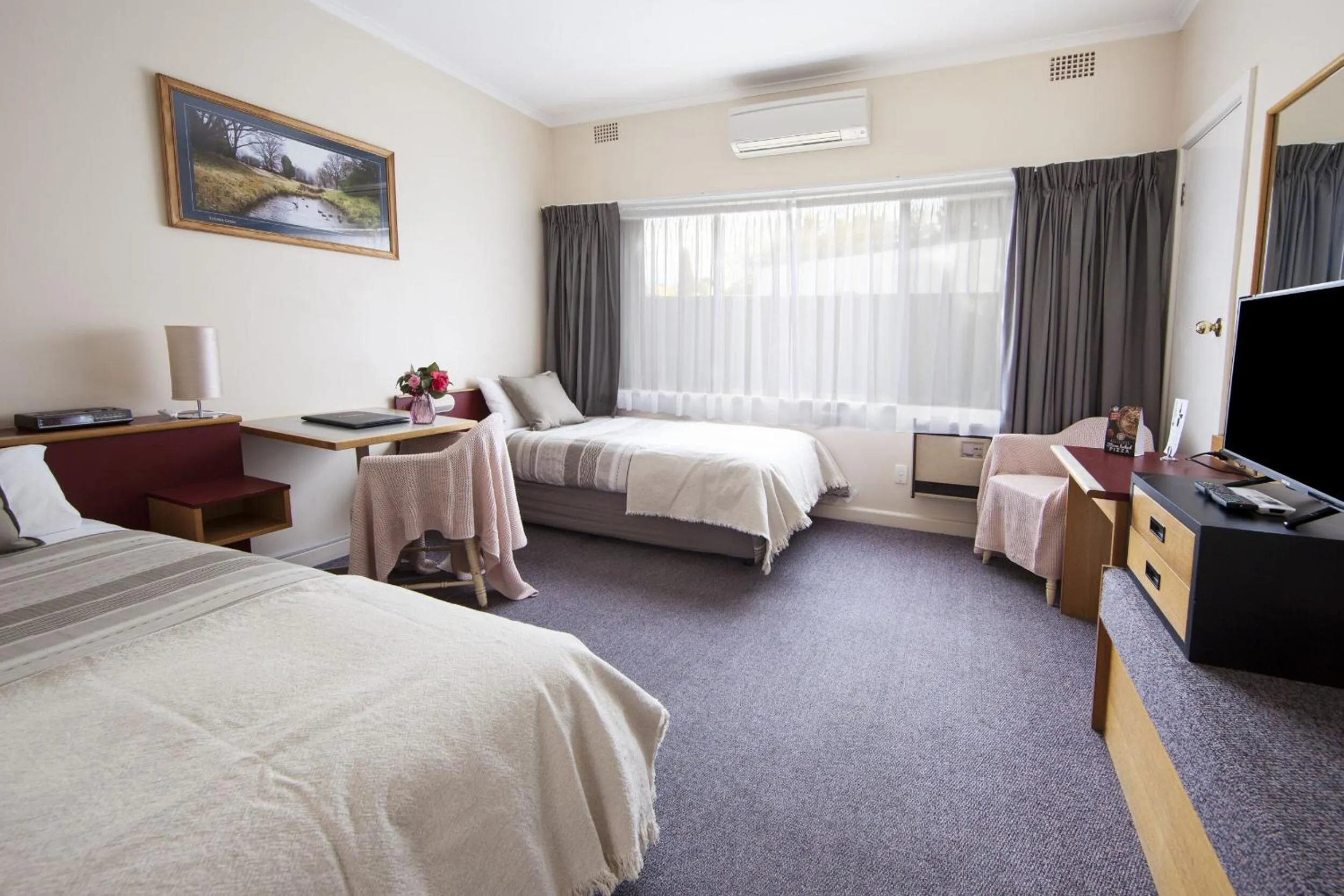 Photo of the whole room, Bed in Redhill Cooma Motor Inn