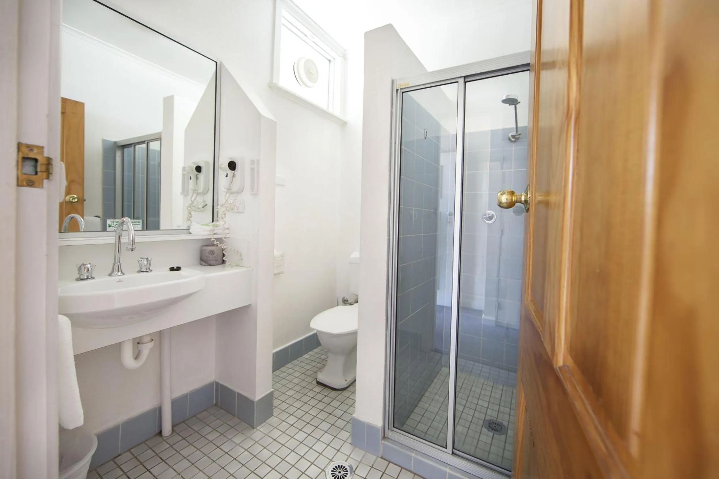 Bathroom in Redhill Cooma Motor Inn