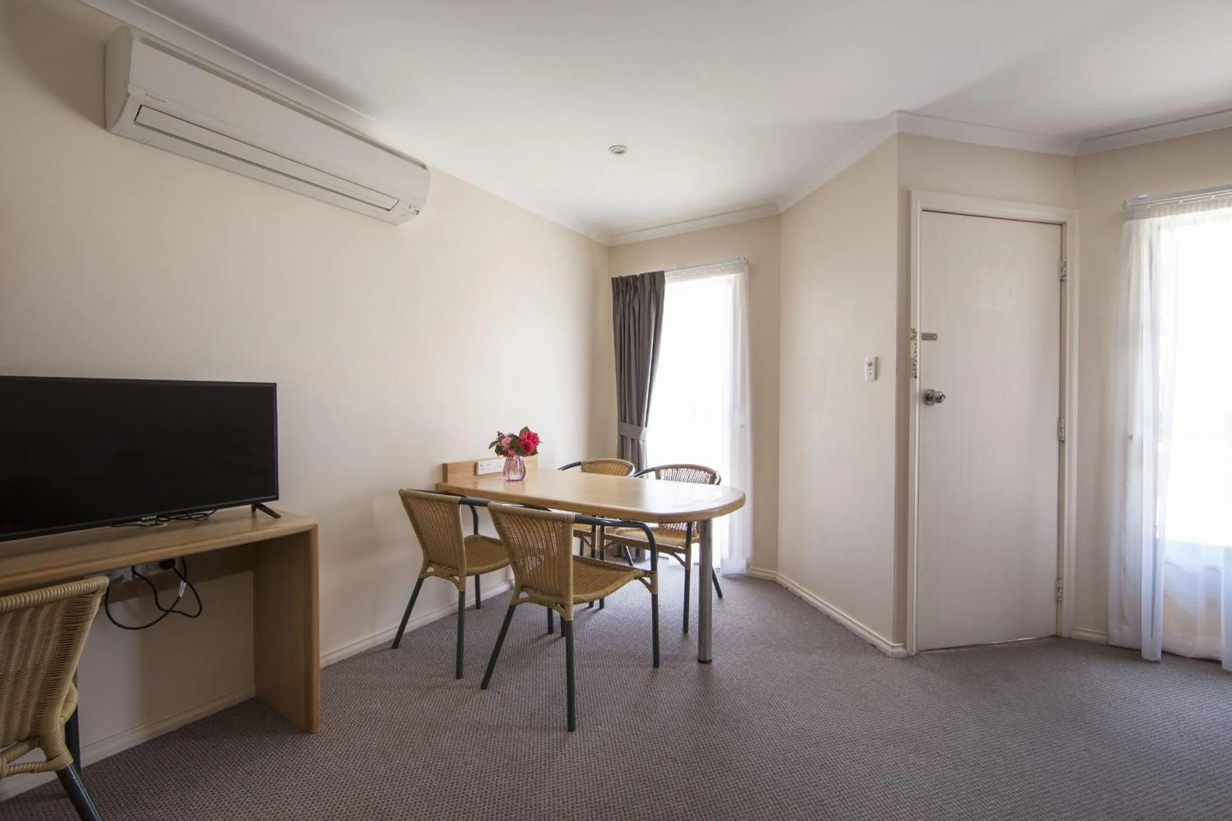 Dining area in Redhill Cooma Motor Inn