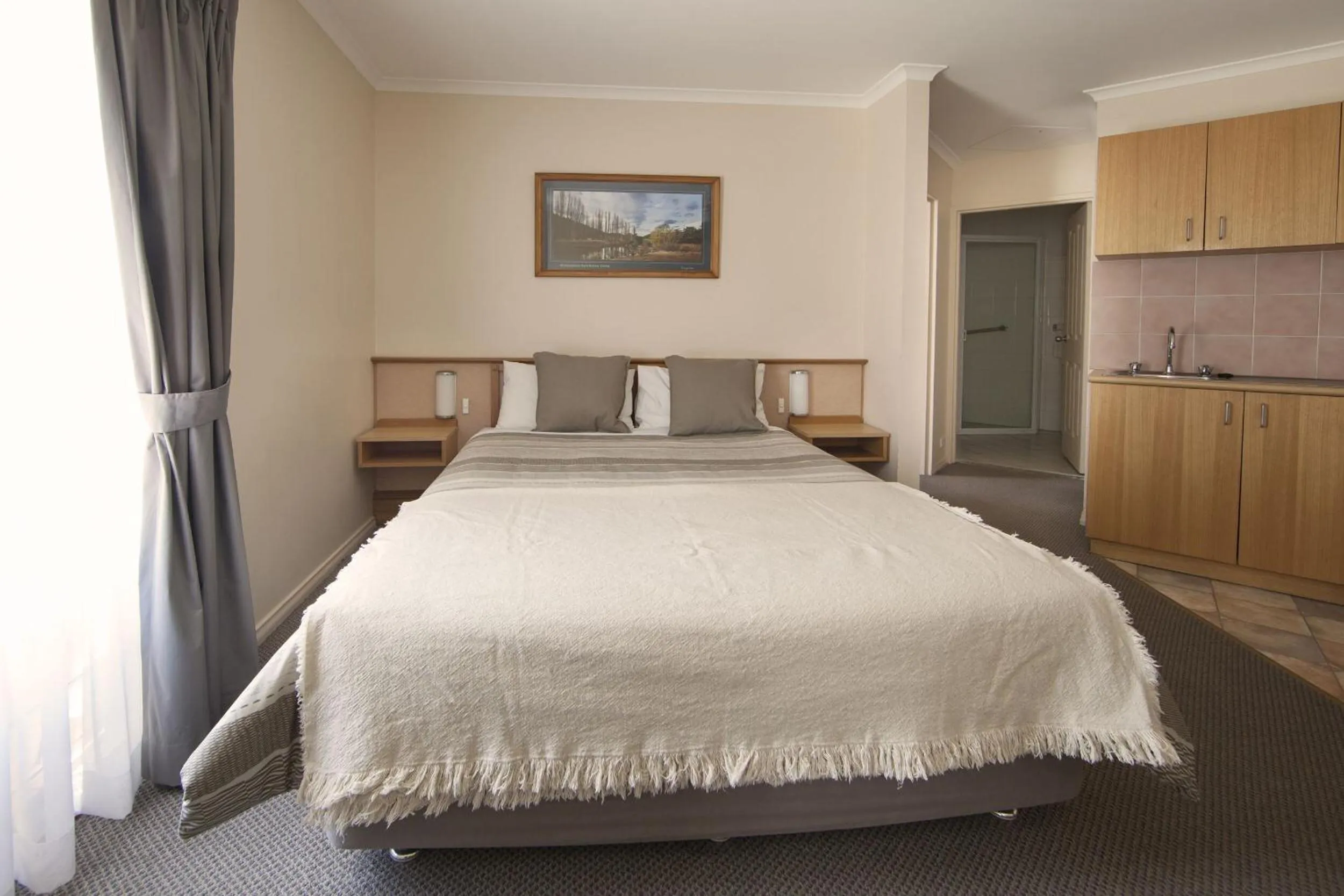 Bedroom, Bed in Redhill Cooma Motor Inn