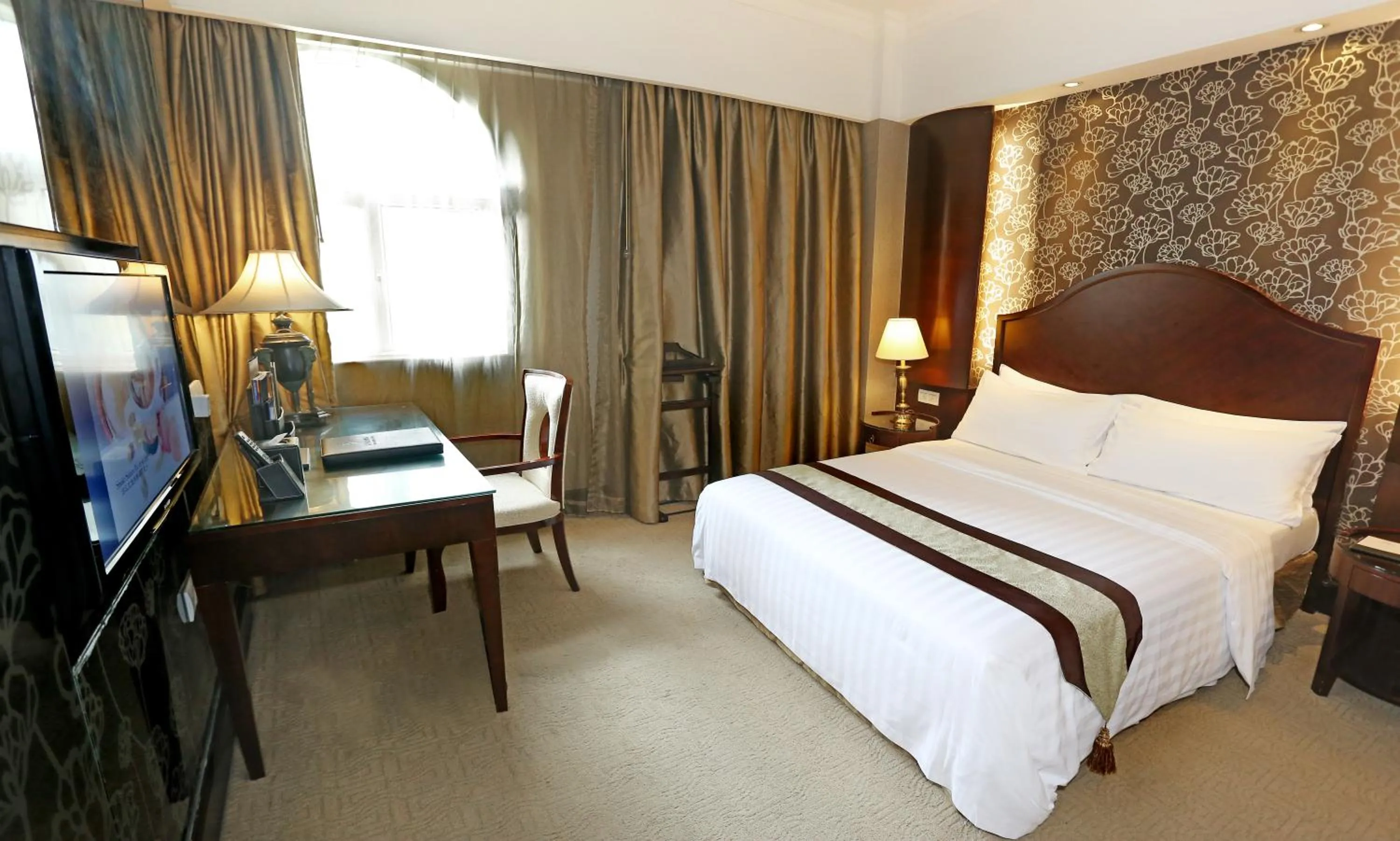 Bed in Grand Palace Hotel - Grand Hotel Management Group - Free shuttle bus to Canton Fair during Canton Fair period