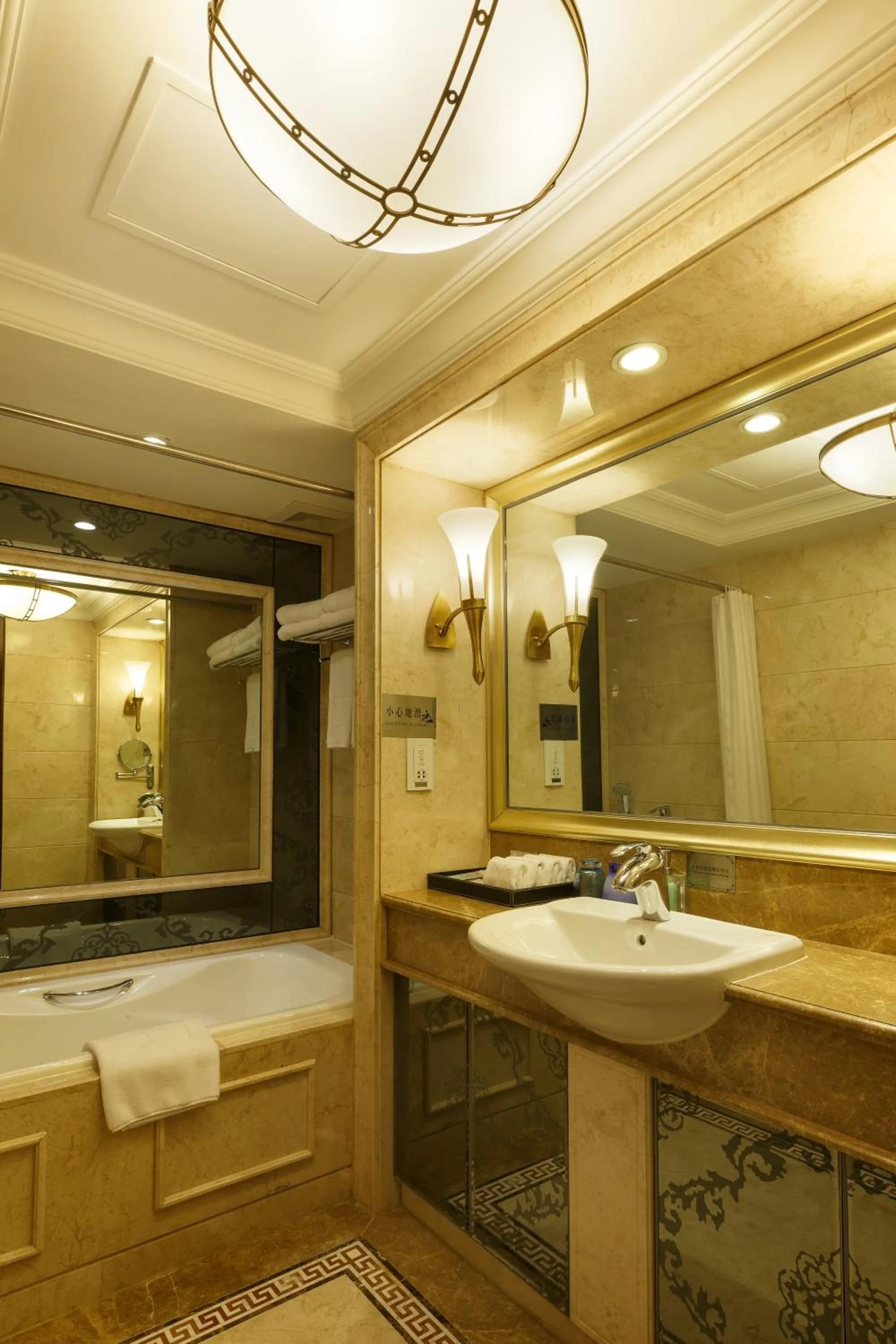 Bathroom in Grand Palace Hotel - Grand Hotel Management Group - Free shuttle bus to Canton Fair during Canton Fair period